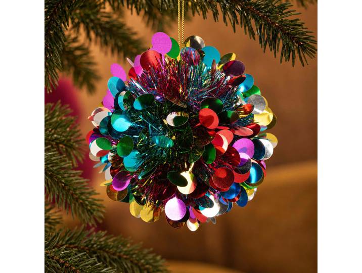 Weihnachtskugel mit bunten Streuseln