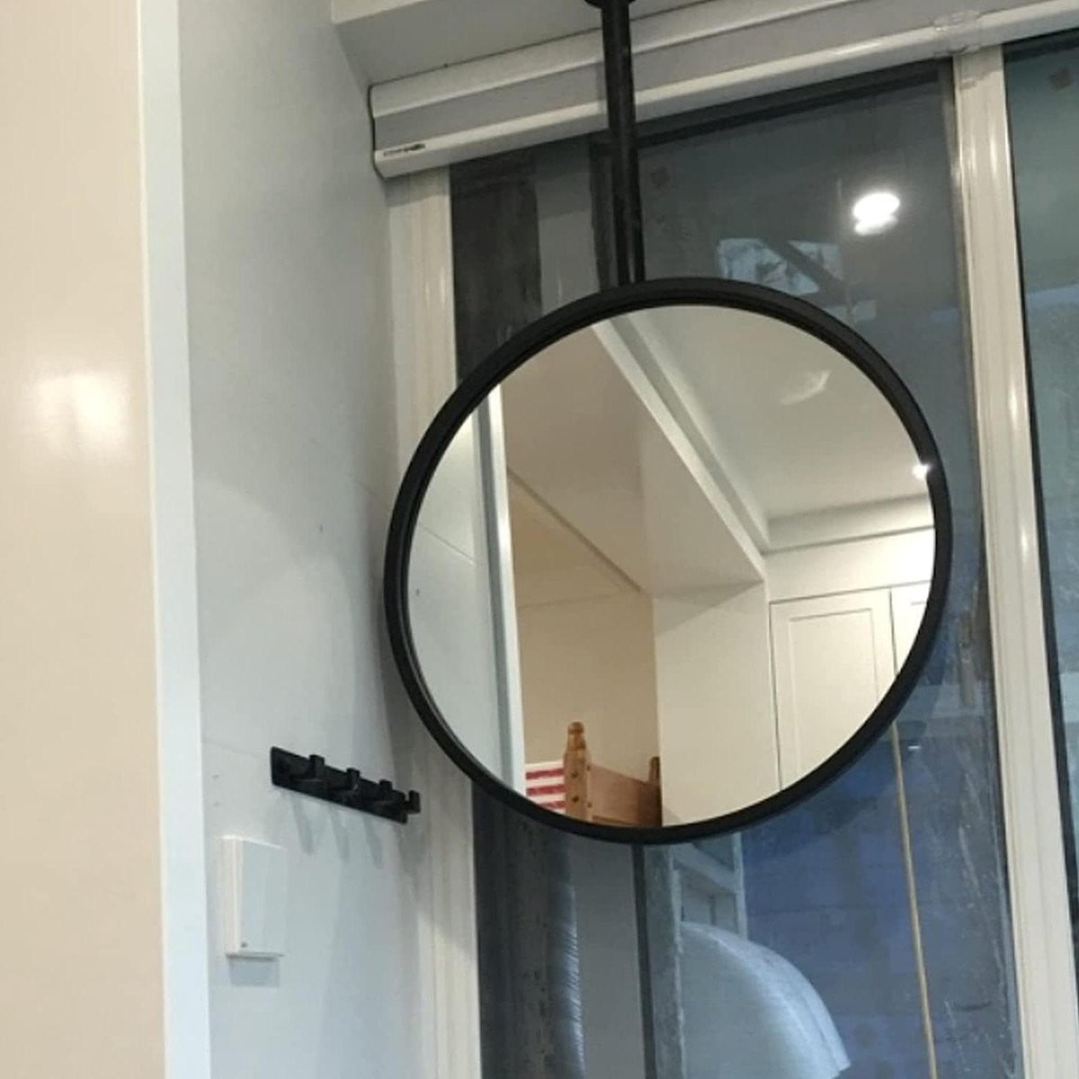Hangende ronde plafondspiegel met zwarte metalen lijst voor badkamer decoratie