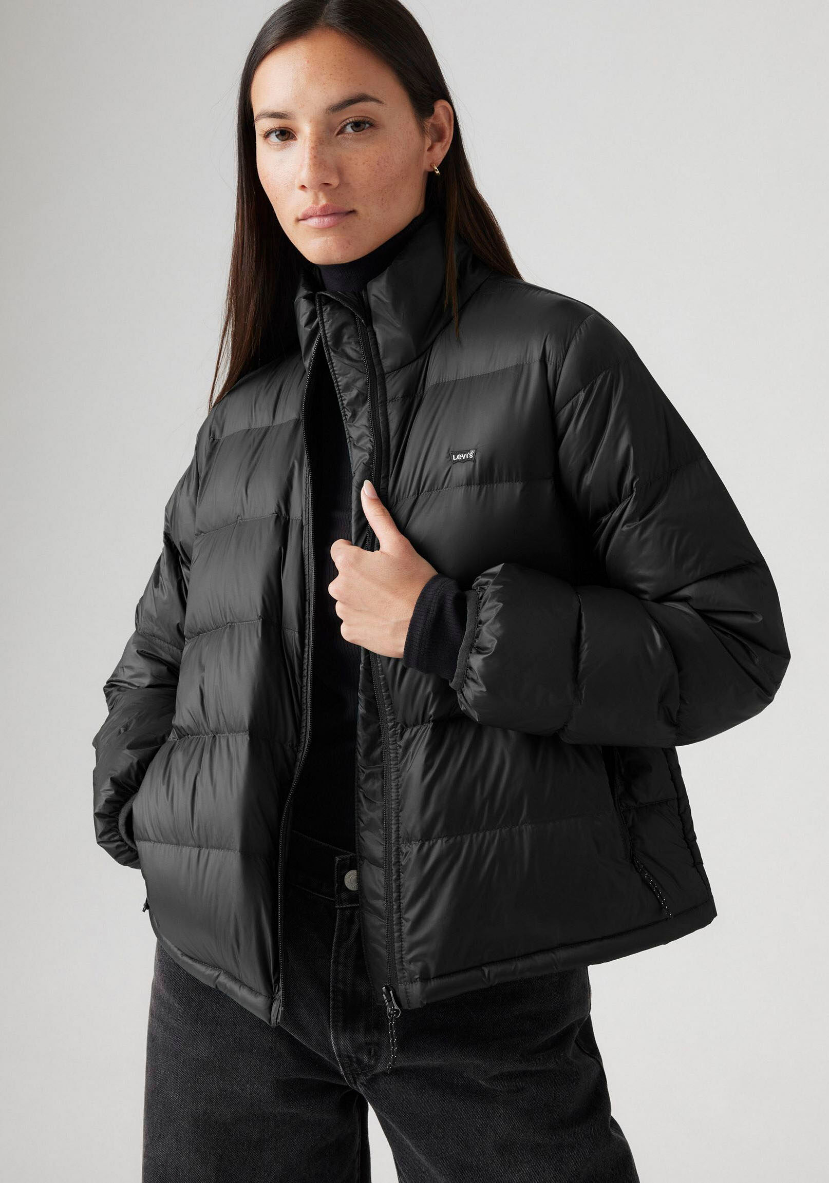 Kurzjacke LEVI'S "WMS PACKABLE JACKE", Damen, Gr. L, schwarz (caviar), Web, Obermaterial: 100% Polyamid, unifarben, regular fit taillenbedeckt, ohne Ausschnitt, Jacken Kurzjacke, mit Taschen caviar L