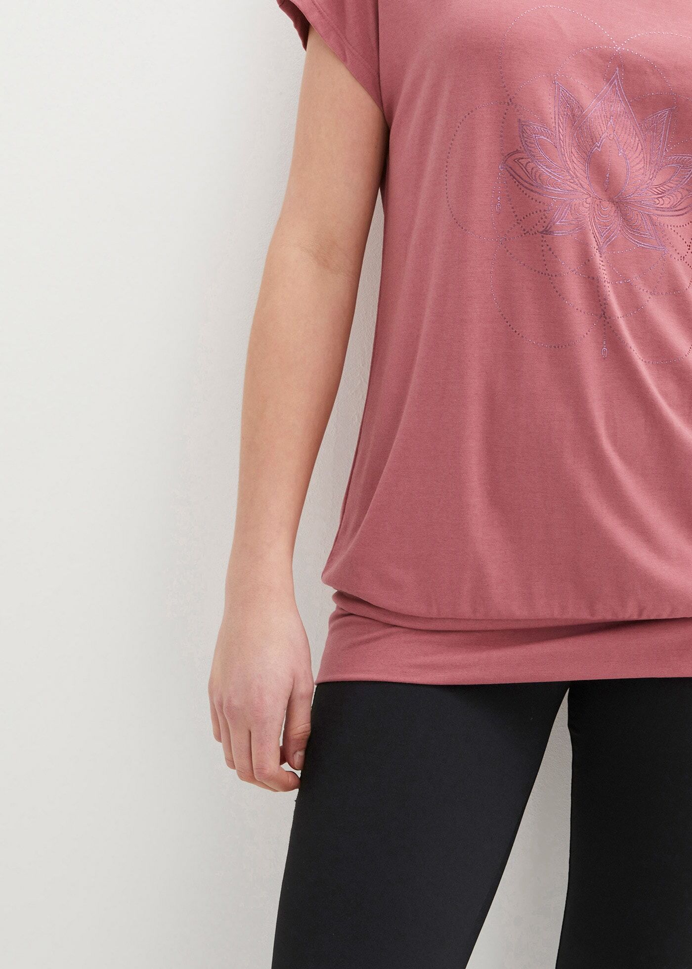 T-Shirt BONPRIX "Sport-Shirt, Loose Fit", Damen, Gr. 40/42 (M), rosa (softbeere bedruckt), Jersey, Obermaterial: 64% Polyester, 32% Viskose, 4% Elasthan, bedruckt, unifarben, oversize Po-bedeckend, Rundhals, angeschnitten, Shirts T-Shirt, Oversize Passfor