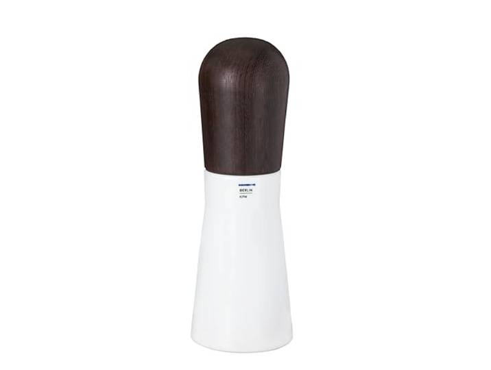 KPM Berlin LAB Gewürzmühle dunkel, mit stufenlosem Mahlwerk, weißes Porzellan - Holzgriff aus Eiche, manuelle Salzmühle, Pfeffermühle, Porzellanmühle, handmade im Geschenkkarton