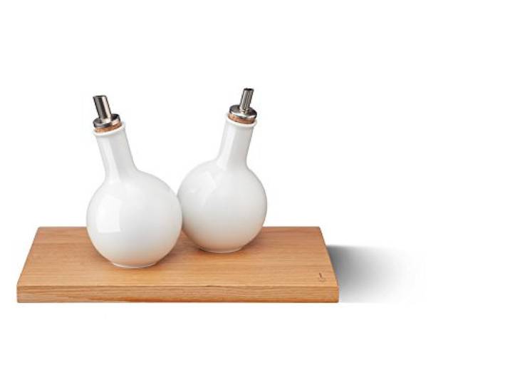 KPM Berlin LAB Bulb Kitchen-Set – weißes Öl & Essig Set aus handgefertigtem Porzellan, 3-teilig mit Metall Flaschenausgießer und Holzbrett Eiche im Geschenkkarton