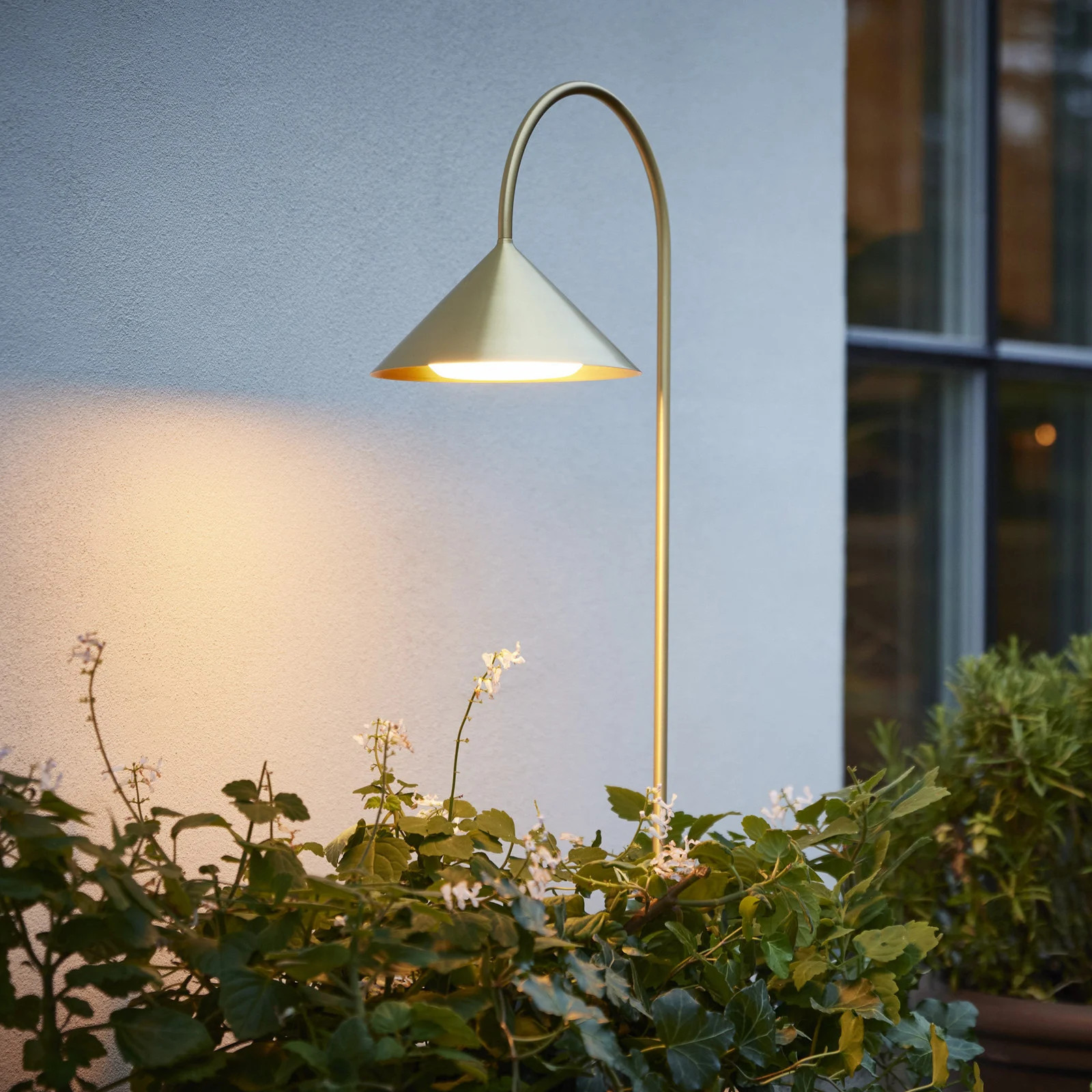Frandsen Grasp LED grondspies lamp, messingkleurig, 82 cm, IP44