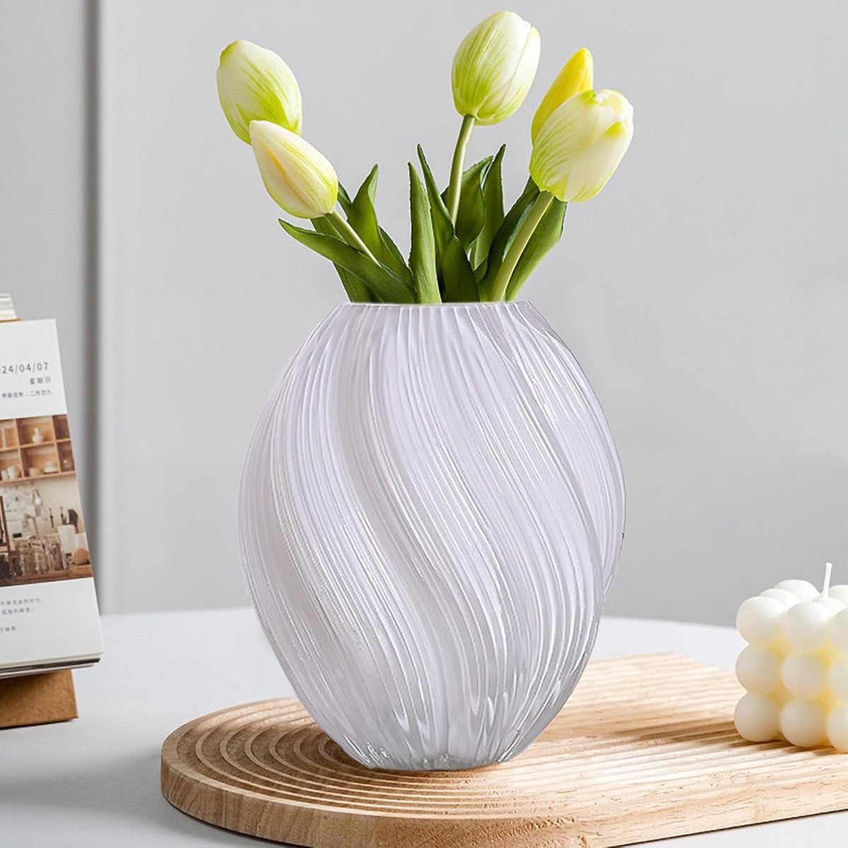 Moderne glazen vaas in Scandinavische stijl voor bloemen