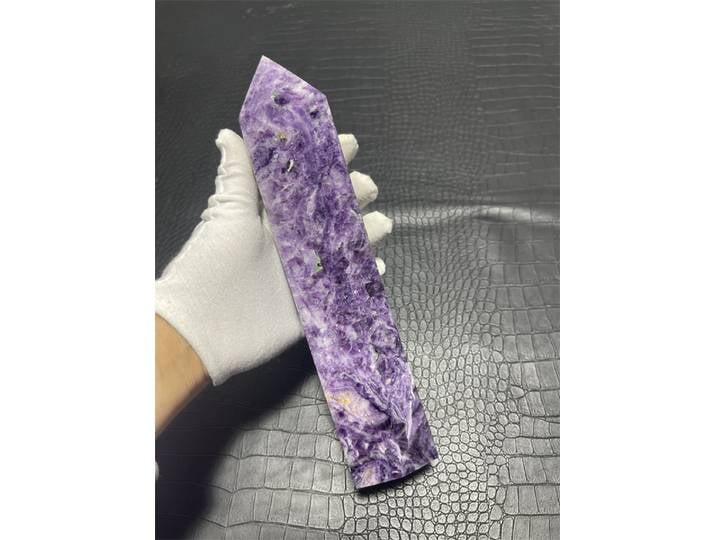 Grande baguette de cristal naturel à pointe de cristal de fluorite violette claire naturelle de 1,66 kg