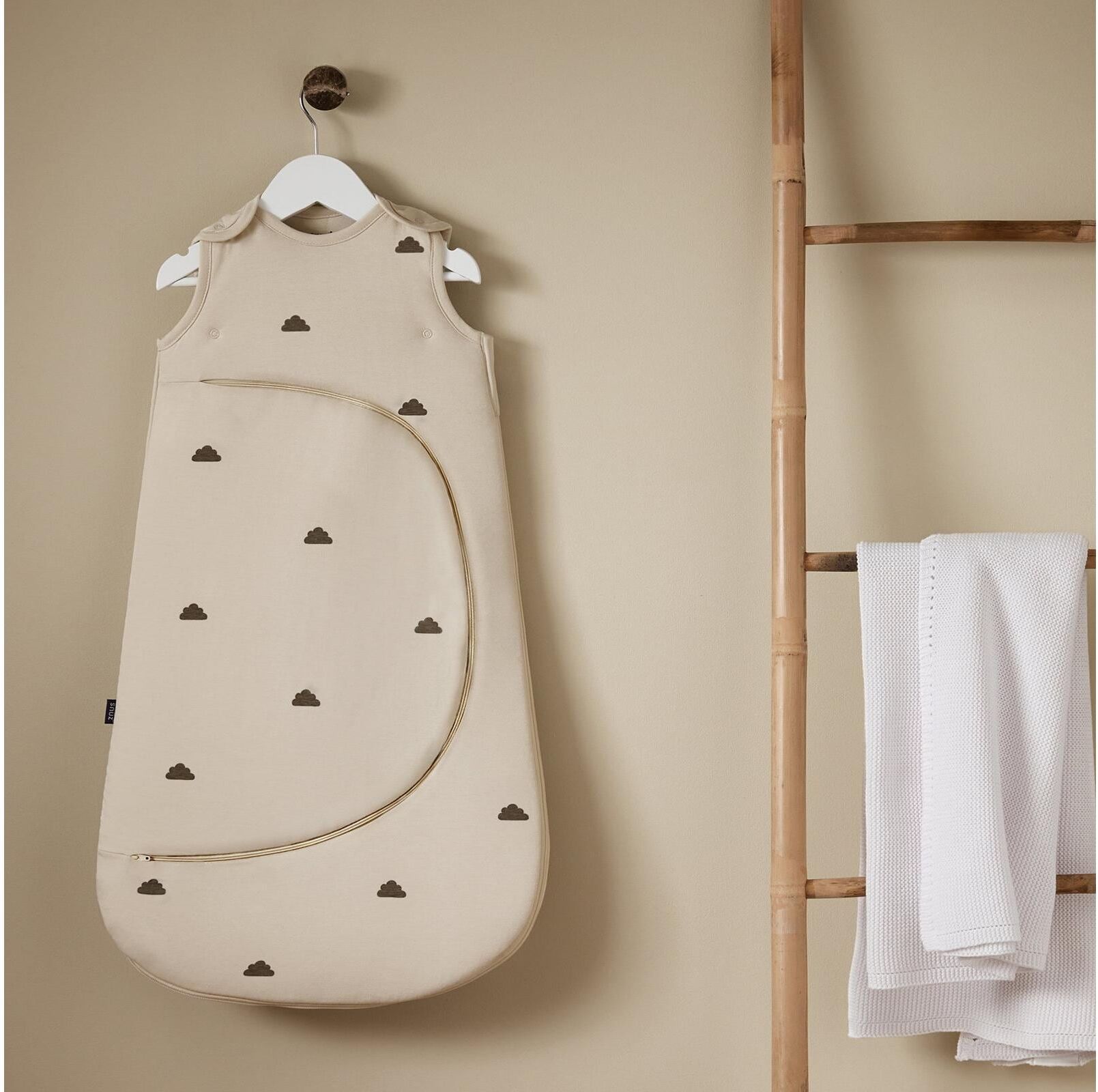 Babyschlafsack "Snüz Pouch 0-6 Monate Sand mit Wölkchen, TOG 2,5", Baby, Gr. B/L: 42cm x 68cm, beige, Obermaterial: 100% Baumwolle, Schlafsäcke Babyschlafsack beige B/L: 42cm x 68cm