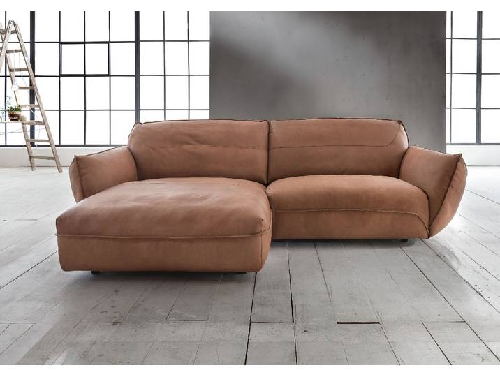 Ecksofa BETYPE Be Type Be Chilled, Mega Sofa, Bezug: hochwertiges Anilinleder, L-Form , braun (cognac), B:260cm H:85cm T:180cm, AnilinLEDER Pallino gewachst (echtes Rindsleder) Das von südamerikanischen Rindern stammende Anilinleder wird in Fässern gefärbt. Natürliche Merkmale wie Narben, Insektenstiche und Hornstösse bleiben dem 1, 2 - 1, 4 mm starken Leder erhalten und sorgen für ein naturbelassenes Aussehen. Durch ein zusätzliches Wachs-Finish entsteht eine angenehm weiche und warme Haptik. Um die Langlebigkeit des Leders zu erhalten, wird empfohlen eine dauerhafte direkte Sonneneinwirkung zu vermeiden sowie die Lederoberfläche regelmässig mit einem weichen Tuch zu säubern. In Abhängigkeit von der (Faser-)Struktur der jeweiligen Häute kann sich „der Effekt” und „die Farbe” während des Produktionsprozesses verändern, sodass möglicherweise Farbabweichungen und Veränderungen in der Faserstruktur entstehen können. Dies ist bei dieser Art von Leder gewünscht und stellt keinen Reklamationsgrund dar., Sofas, Ecksofa, in 2 Breiten mit stylischer und offener Nahtführung