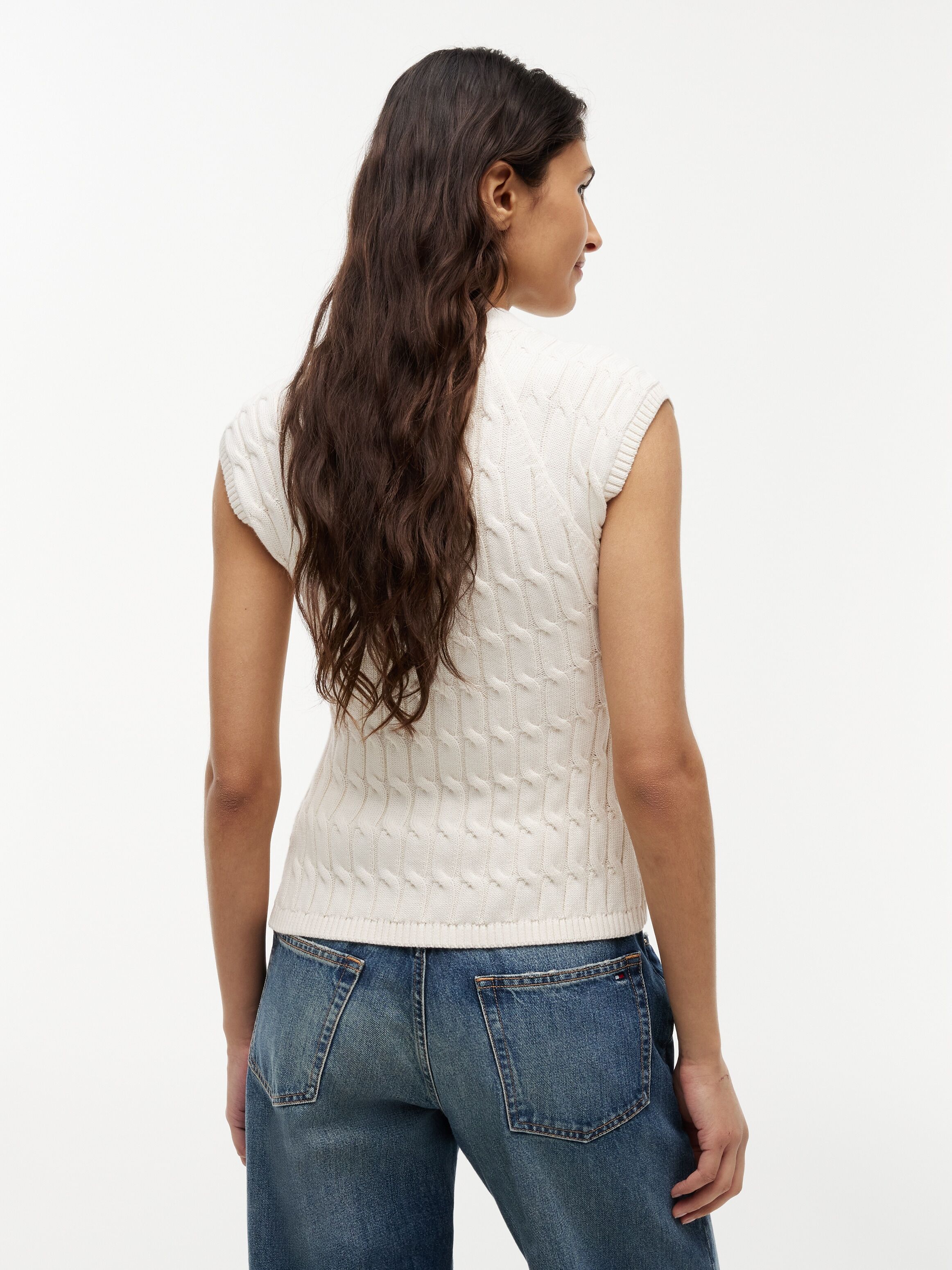 Strickweste TOMMY HILFIGER "MID GG CABLE VEST CARDI", Damen, Gr. M (40), beige (ivory petal), Strick, Obermaterial: 100% Baumwolle, unifarben, regular fit normal, V-Ausschnitt, Westen Strickweste, Baumwolle, mit Zopfstrickmuster ivory petal M (40)
