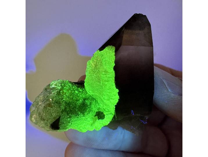 2 pièces de spécimens minéraux naturels d'hyalite verte fluorescente de Namibie, opale d'eau, pierre de guérison, cristaux de quartz fumé, décoration