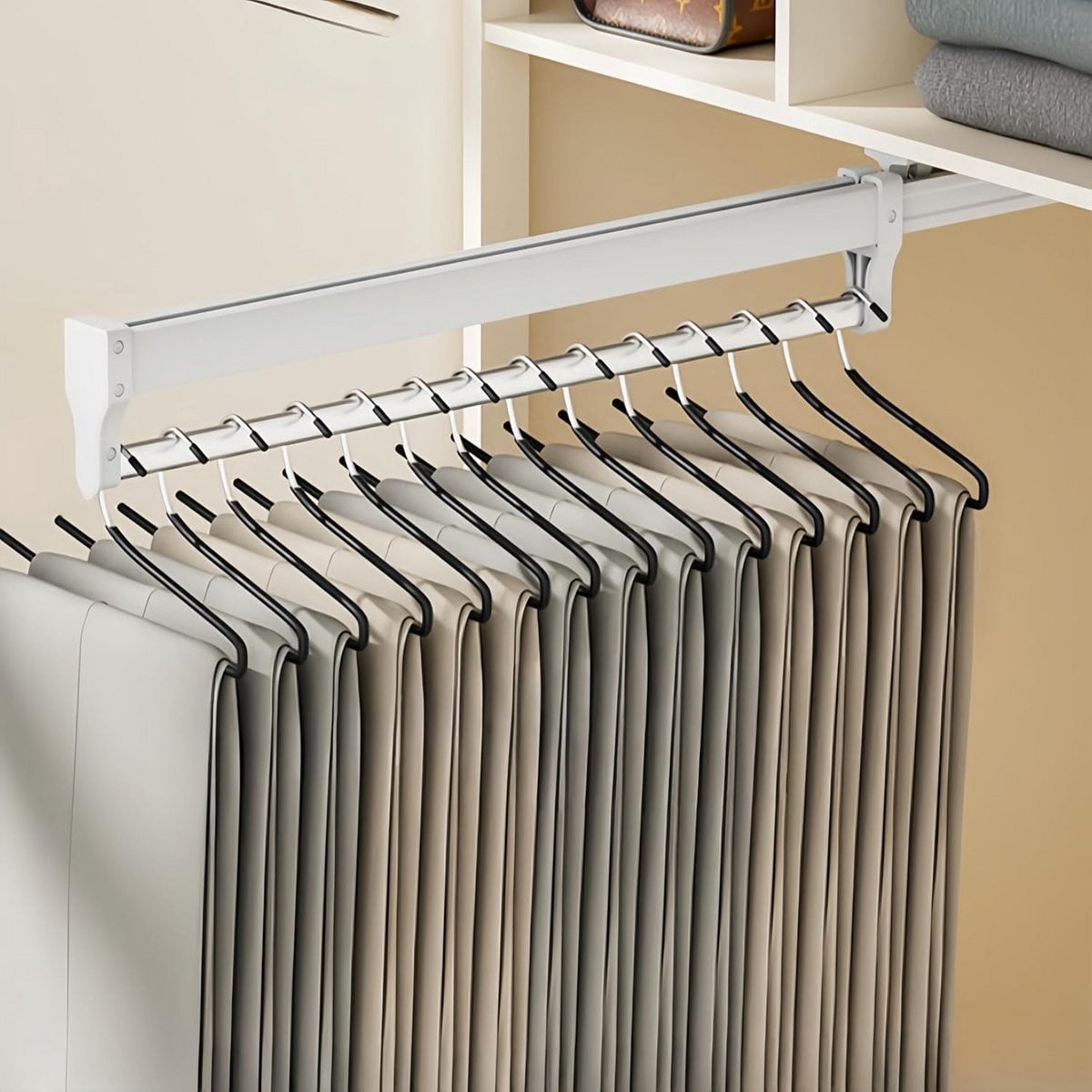 Verstelbare uittrekbare kledingroede voor maximale kastruimte in de slaapkamer