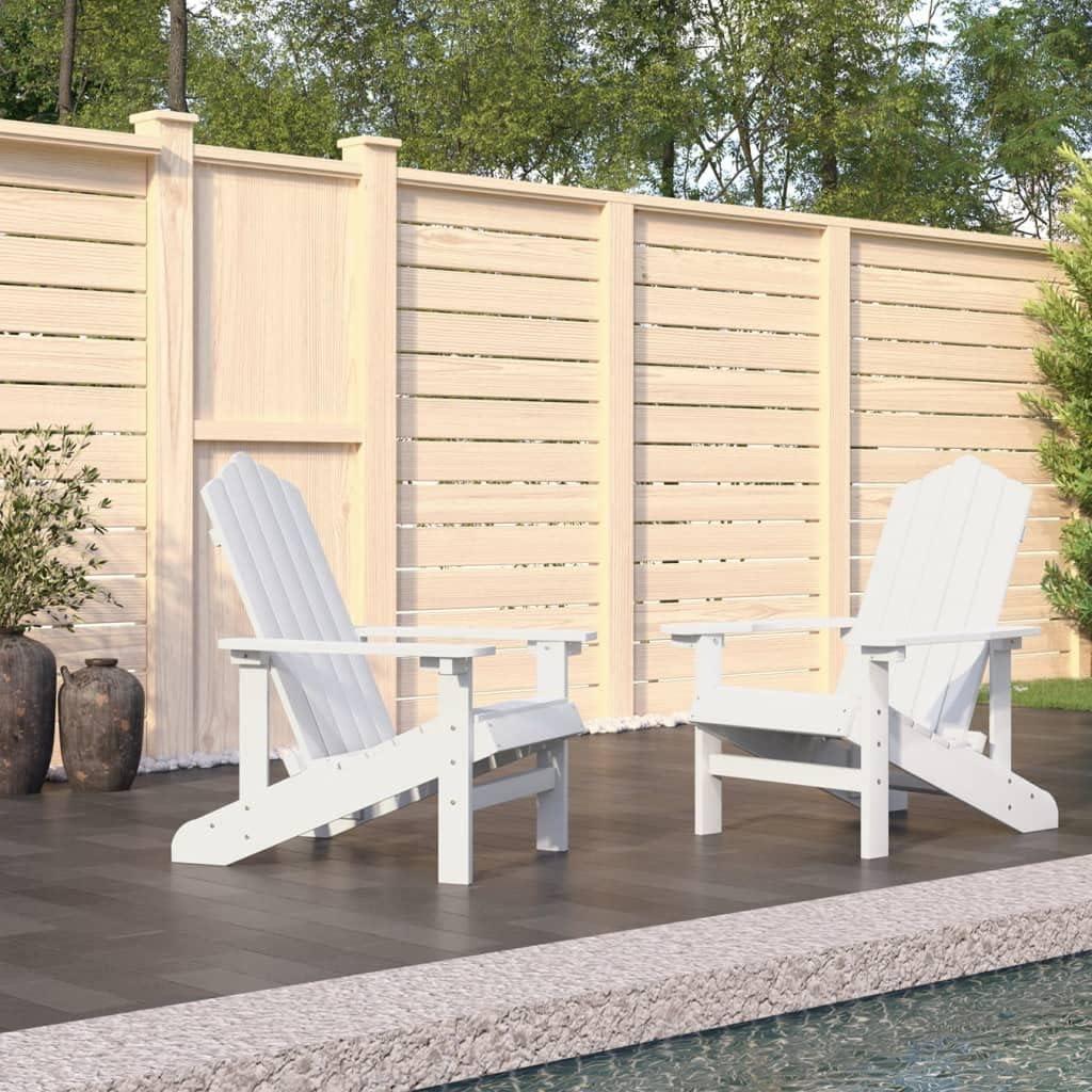 2 weiße Adirondack-Gartenstühle aus HDPE mit breiten Armlehnen und hoher Rückenlehne für den Außenbereich, pflegeleicht und komfortabel
