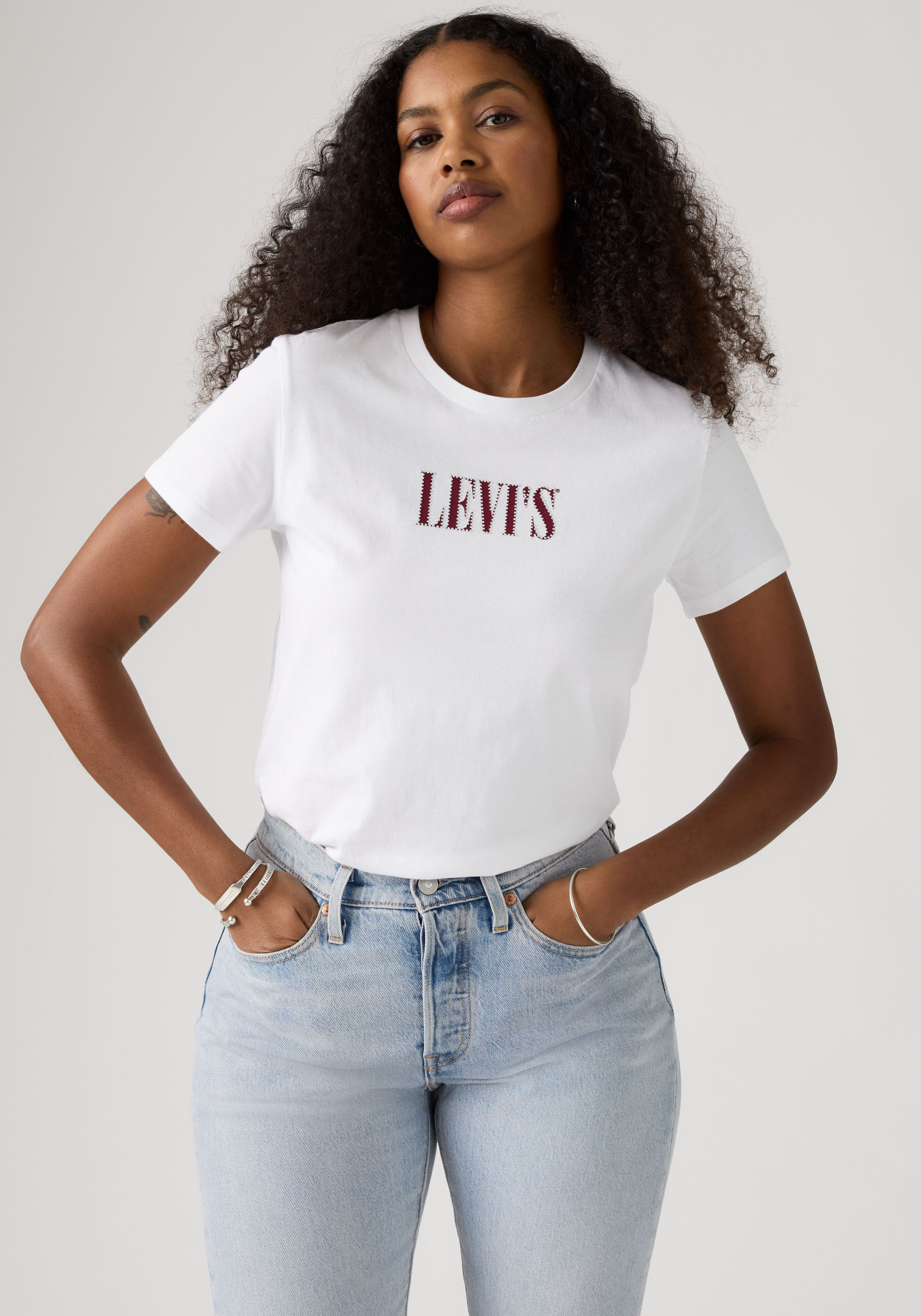 Rundhalsshirt LEVI'S "THE PERFECT TEE", Damen, Gr. S (36), weiss (serif stud outline hellweiß), Jersey, Obermaterial: 100% Baumwolle, figurbetont hüftlang, Rundhals, Shirts Rundhalsshirt, mit Logo im Metallic-Holo Print serif stud outline hellweiß S (36)