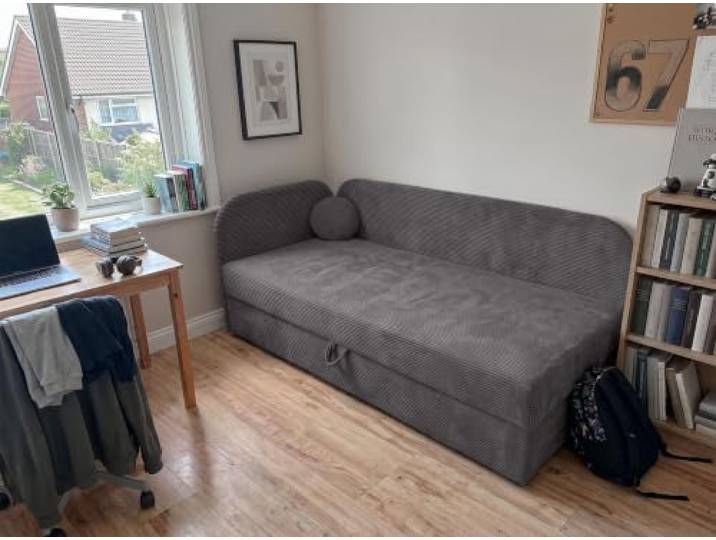 AX Living Nilda Tagesbett 90x200 cm Grau mit Bettkasten Gepolsterte Rückenlehne; Seitenlehne links oder rechts montierbar.