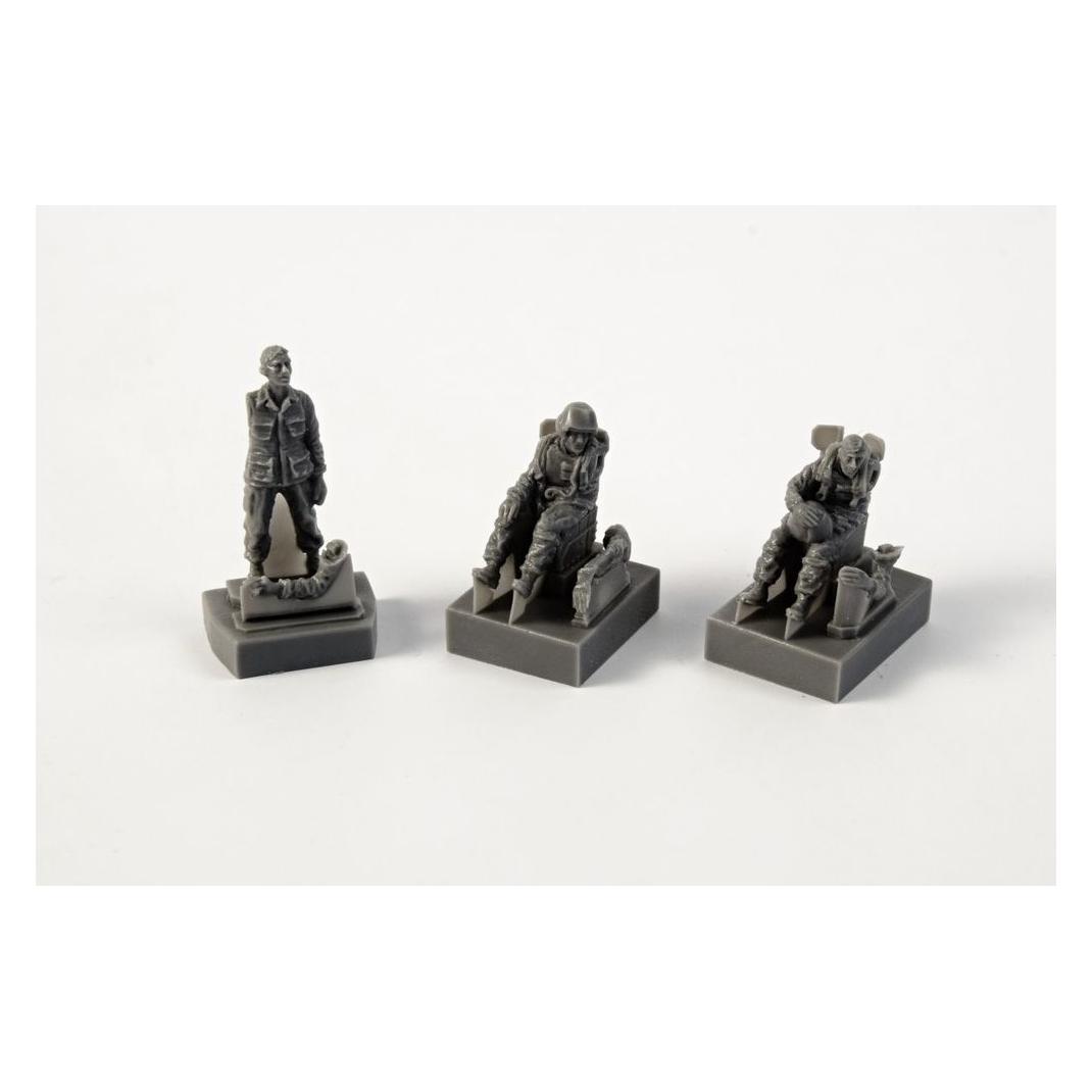 CMK AH-1 Sitting pilots (2 figures)a. ground crew(1 figure) f.SpecialHobby (129-F72349)