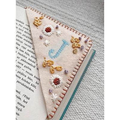 personalisiertes handbesticktes Ecklesezeichen, 26 Buchstaben niedliche Blumenbuchstaben-Sticklesezeichen, handgefertigtes Filz-Dreieck-Seiteneck-Lesezeichen, Filz-Dreieck-Lesezeichen, Lesezeichen für Buchliebhaber