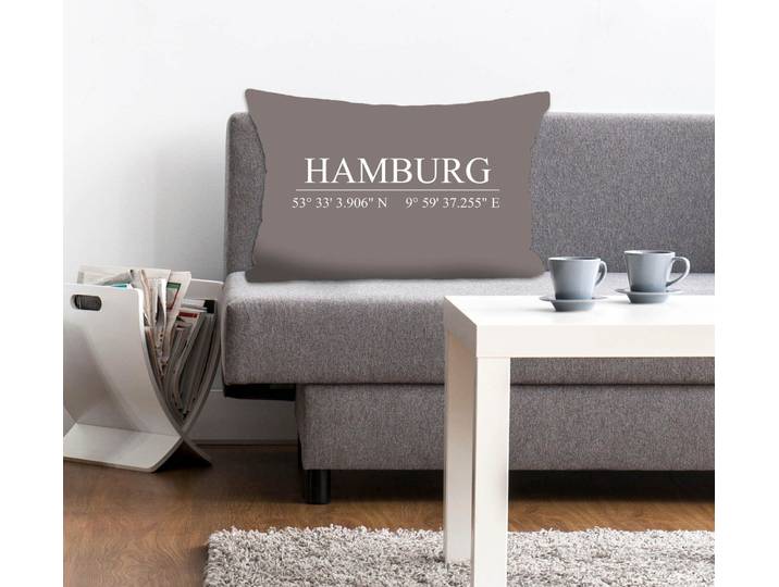 Dekokissen QUEENCE Hamburg , grau (grau, bedruckt), B:40cm L:60cm, Polyester, Dekokissen_Sitzkissen_Kissenhüllen, Dekokissen, Kissenhülle,Hamburg Schriftzug,Koordinaten,Stadtmotiv,Urban,Maritim