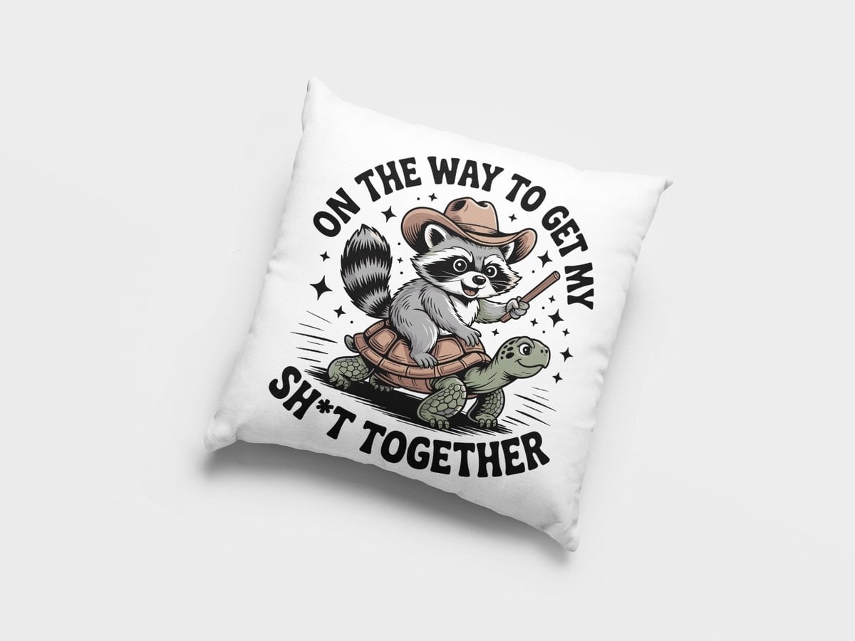 Grappig kussen met wasbeer en schildpad met sarcastische levensquote voor humoristische woondecoratie