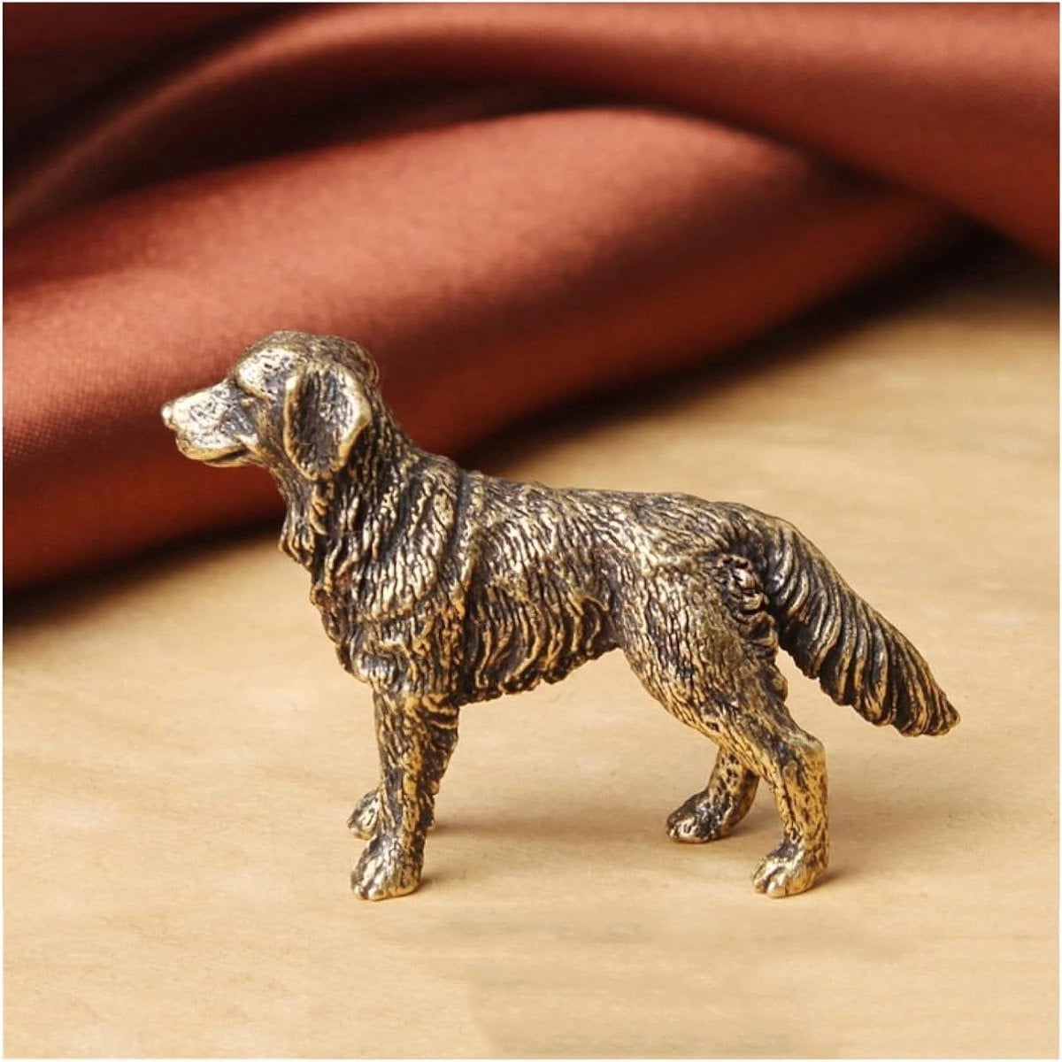 Bronskleurig hond beeldje - Handgemaakt koperen dier ornament voor decoratie in de woonkamer