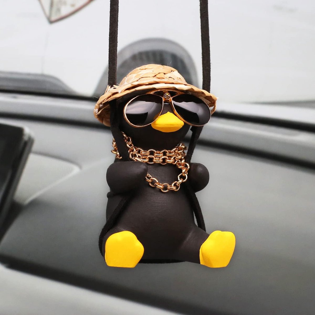 Schattig wiebelend eendje met zonnebril als decoratie voor de achteruitkijkspiegel
