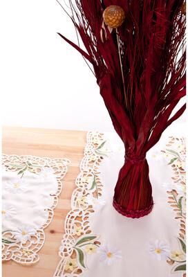 Gouchee Home Daisy Table Runner and Placemat Set