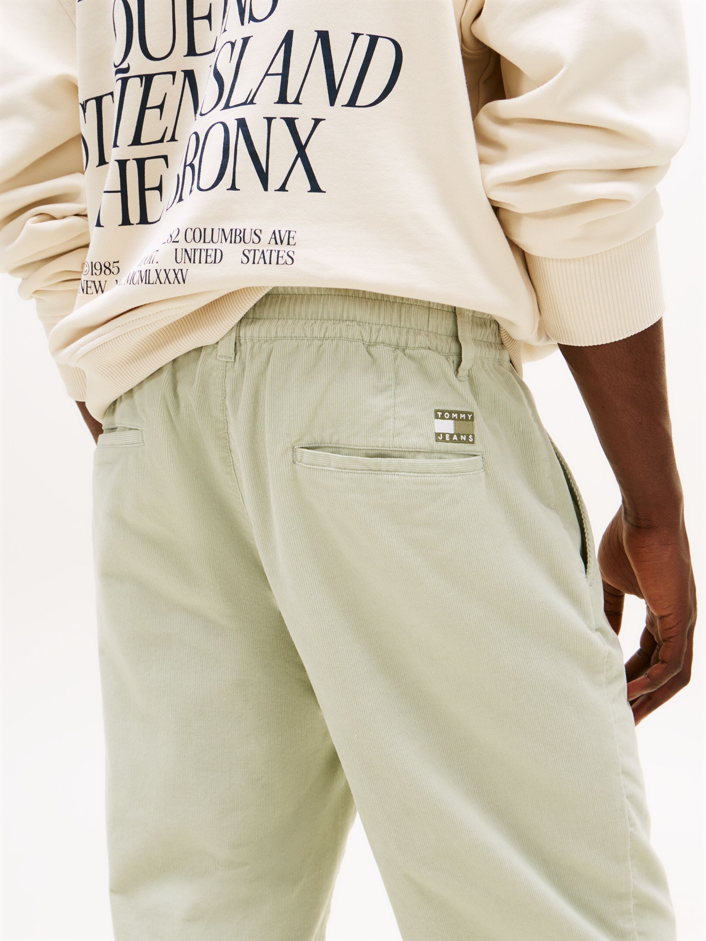 Stoffhose TOMMY JEANS "TJM ISAAC LIGHT CORD PANTS", Herren, Gr. 30, Länge 34, grün (misty sage), Cord, Obermaterial: 100% Baumwolle, regular fit lang, Hosen Stoffhose, Mit Gürtelschlaufen misty sage 30, Länge 34