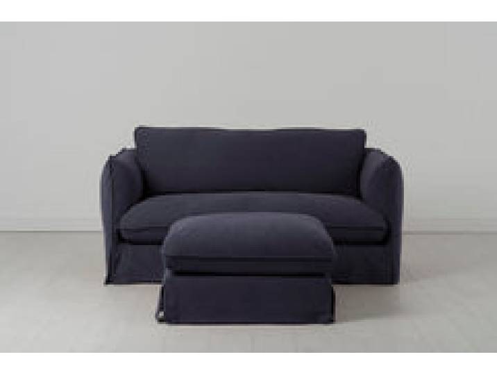 Model 18 Zweisitzer-Sofa mit Polsterhocker, Mitternachtsblau