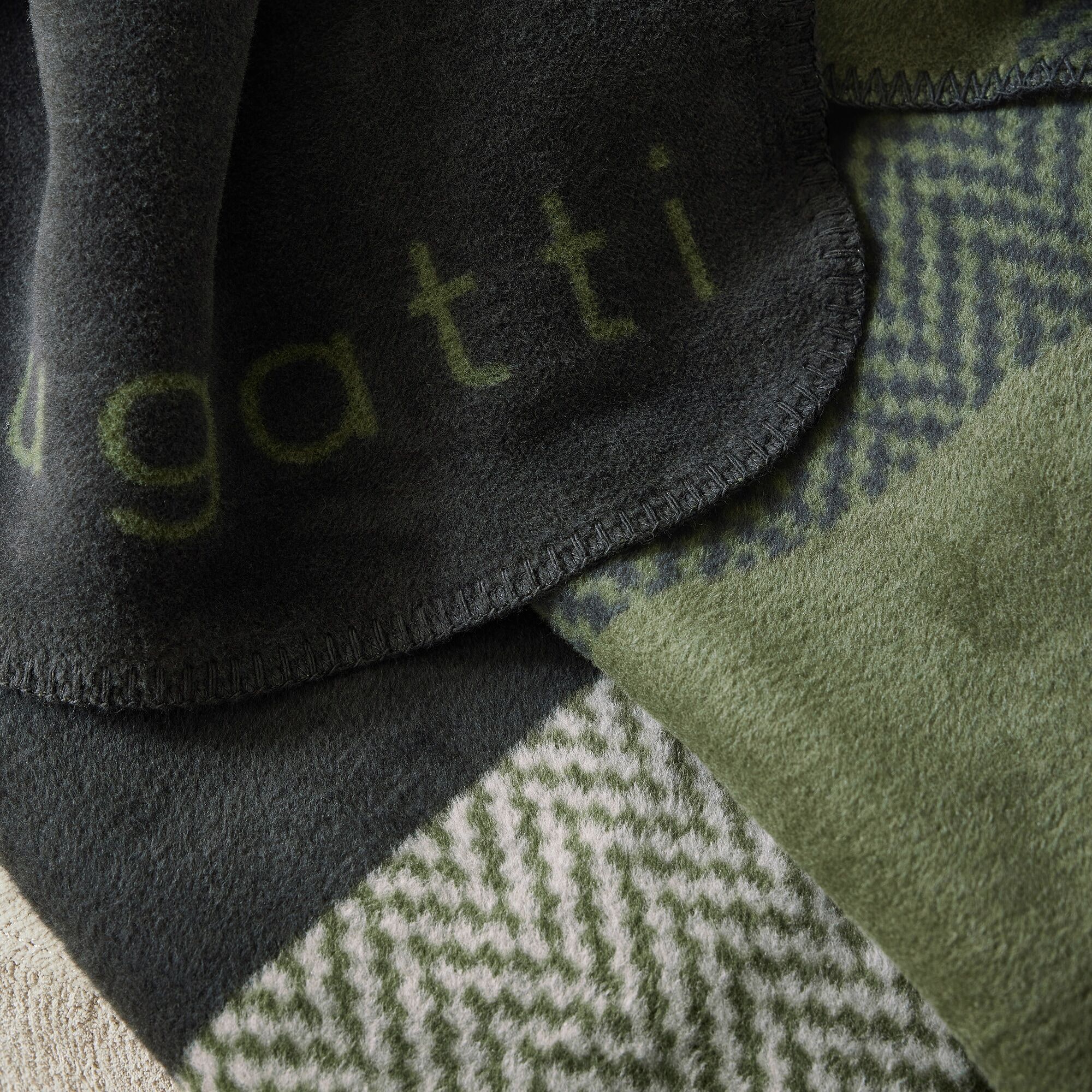 bugatti "Wohndecke bugatti" mit modernem Patchwork-Design