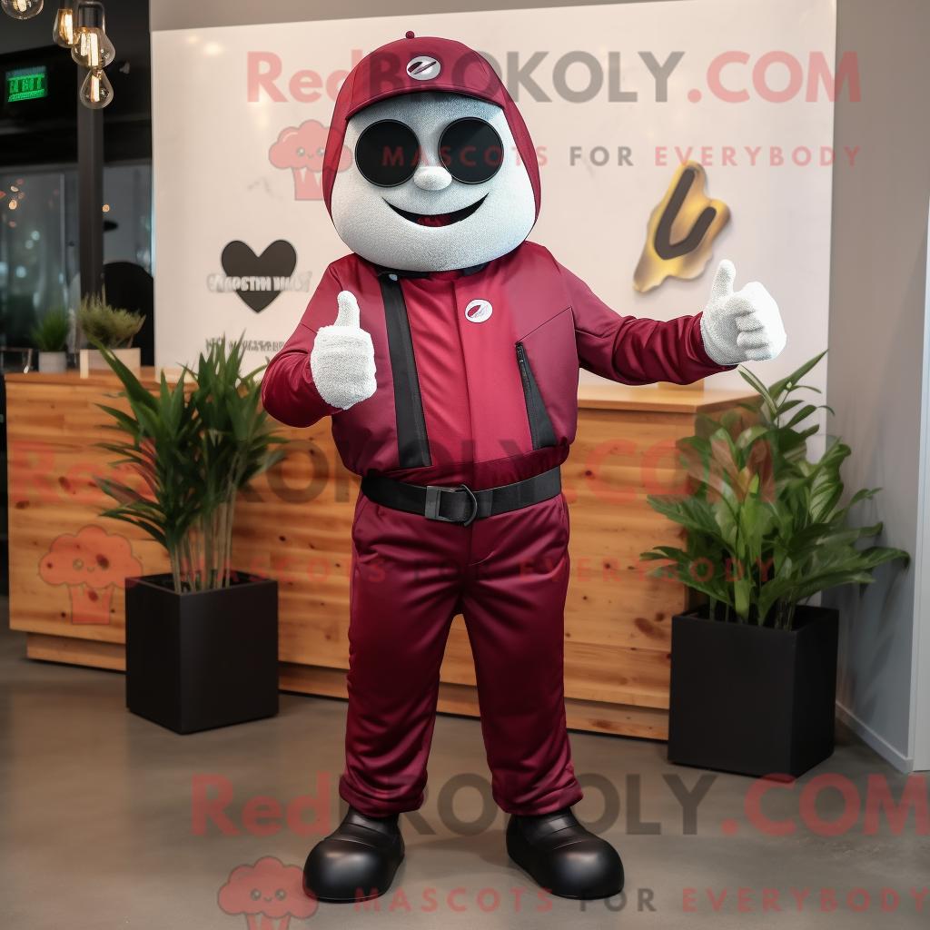 Maskottchenfigur REDBROKOLY eines kastanienbraunen Spinats mit Motorradjacke und Aktentasche