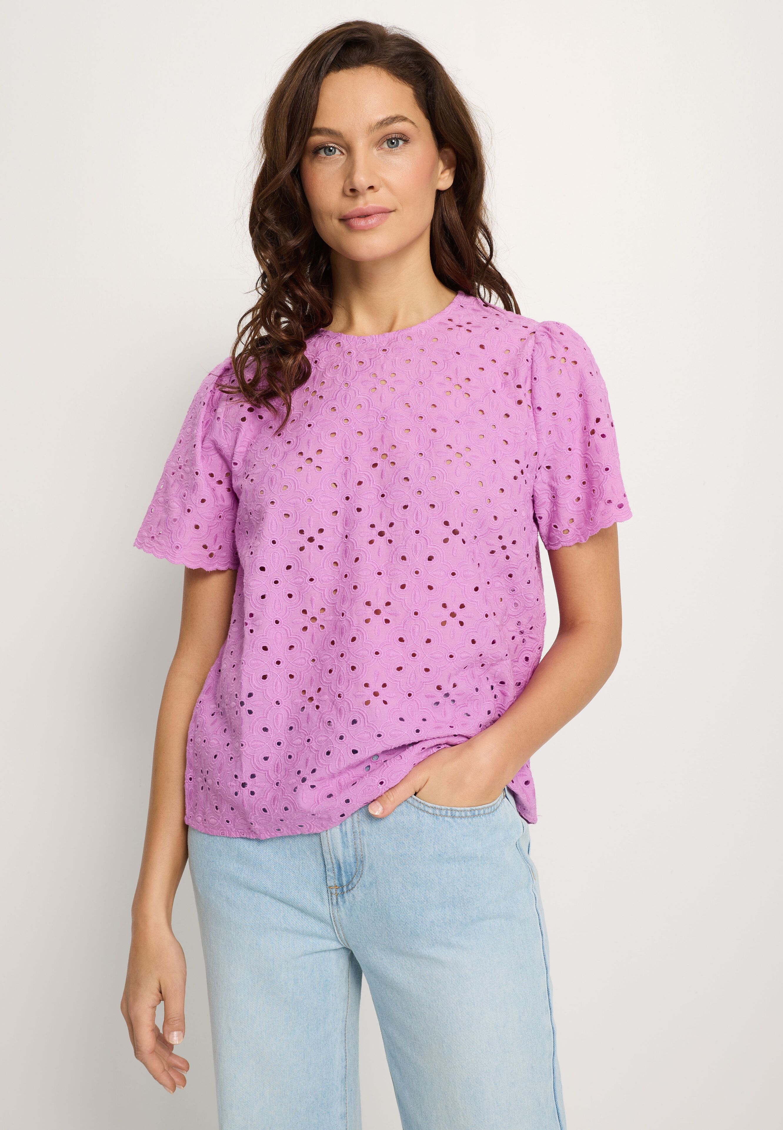 Kurzarmbluse LASCANA, Damen, Gr. 36, blau (violett), Web, Obermaterial: 100% Baumwolle, unifarben, figurumspielend hüftlang, Rundhals, Blusen Kurzarmbluse, mit Lochstickerei, Damenbluse, casual-elegant violett 36