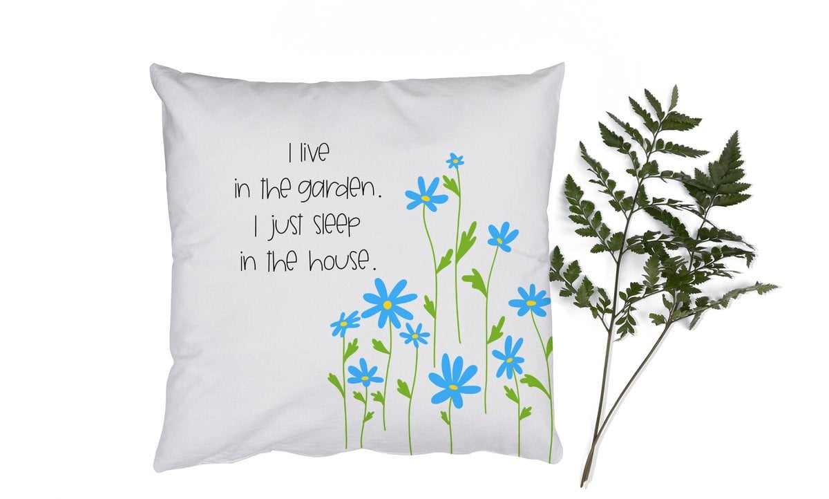 Sierkussen met tekst I live in the garden I just sleep in the house, 40 x 40 cm