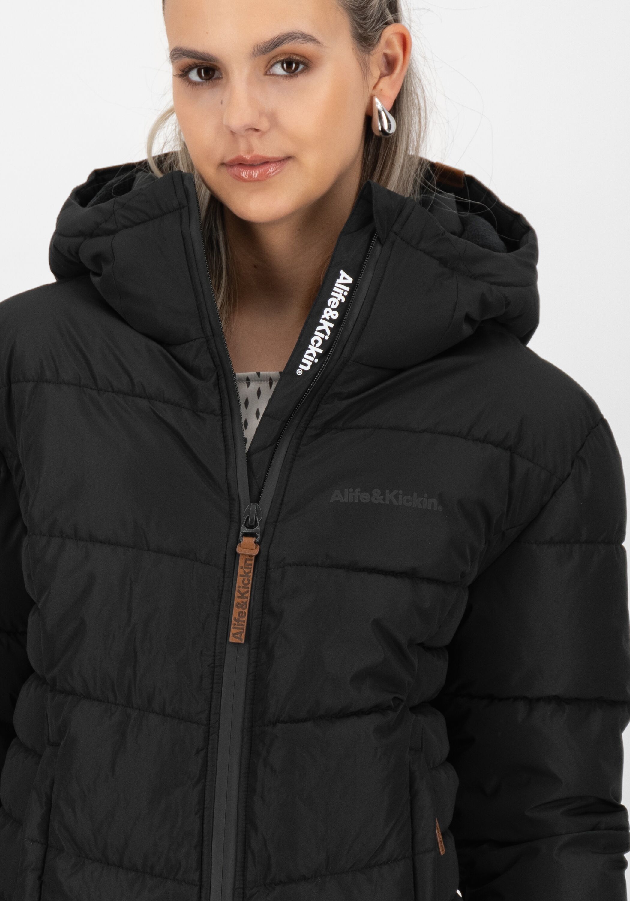 Steppjacke ALIFE & KICKIN "JUANAAK A", Damen, Gr. XS, schwarz (moonless), Steppware, Obermaterial: 100% Polyester, unifarben, tailliert taillenlang, Windstopperbündchen, Jacken Steppjacke, Pufferjacke mit ultraleichter Wattierung und hoher Wärmeleistung m