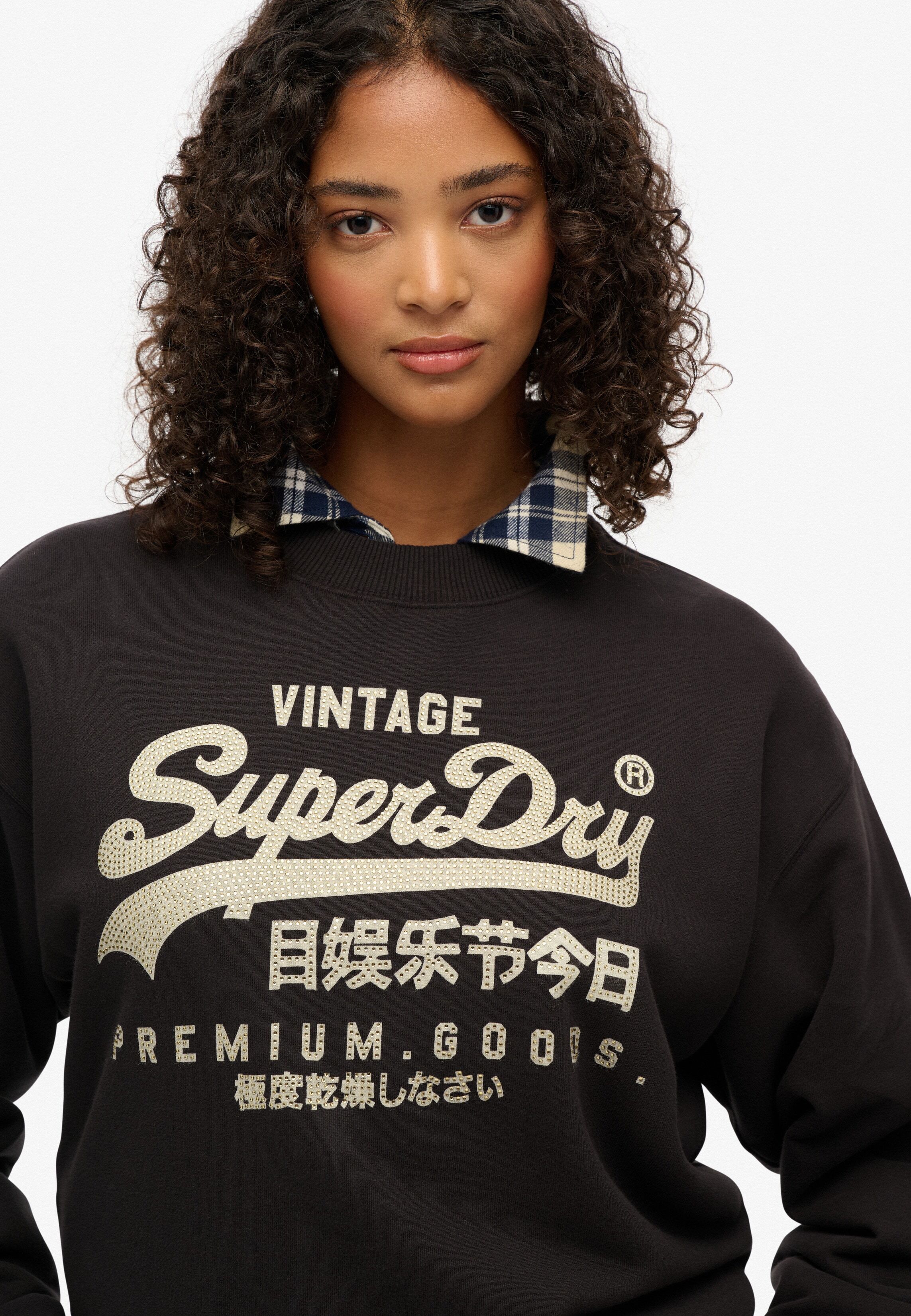 Sweatshirt SUPERDRY "EMBELLISHED VL LOOSE CREW", Damen, Gr. S, schwarz (bison schwarz), Sweatware, Obermaterial: 100% Baumwolle, bedruckt, unifarben, relaxed fit hüftlang, Rundhals, Rippbündchen, Sweatshirts Sweatshirt, en soie, Relaxed Fit, col rond, cou