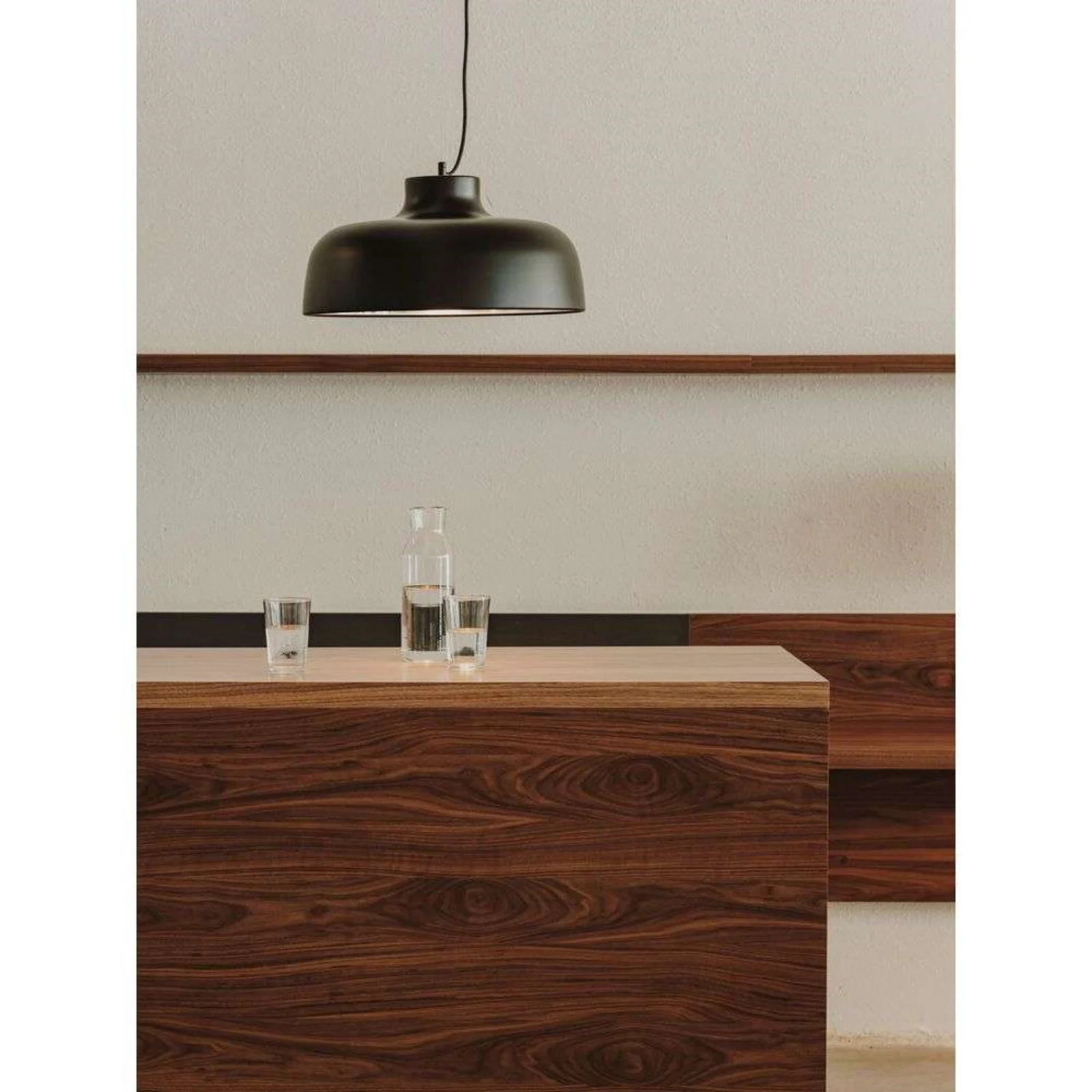 Santa & Cole M68 hanglamp zwart aluminium met koepelvorm voor de woonkamer of eetkamer