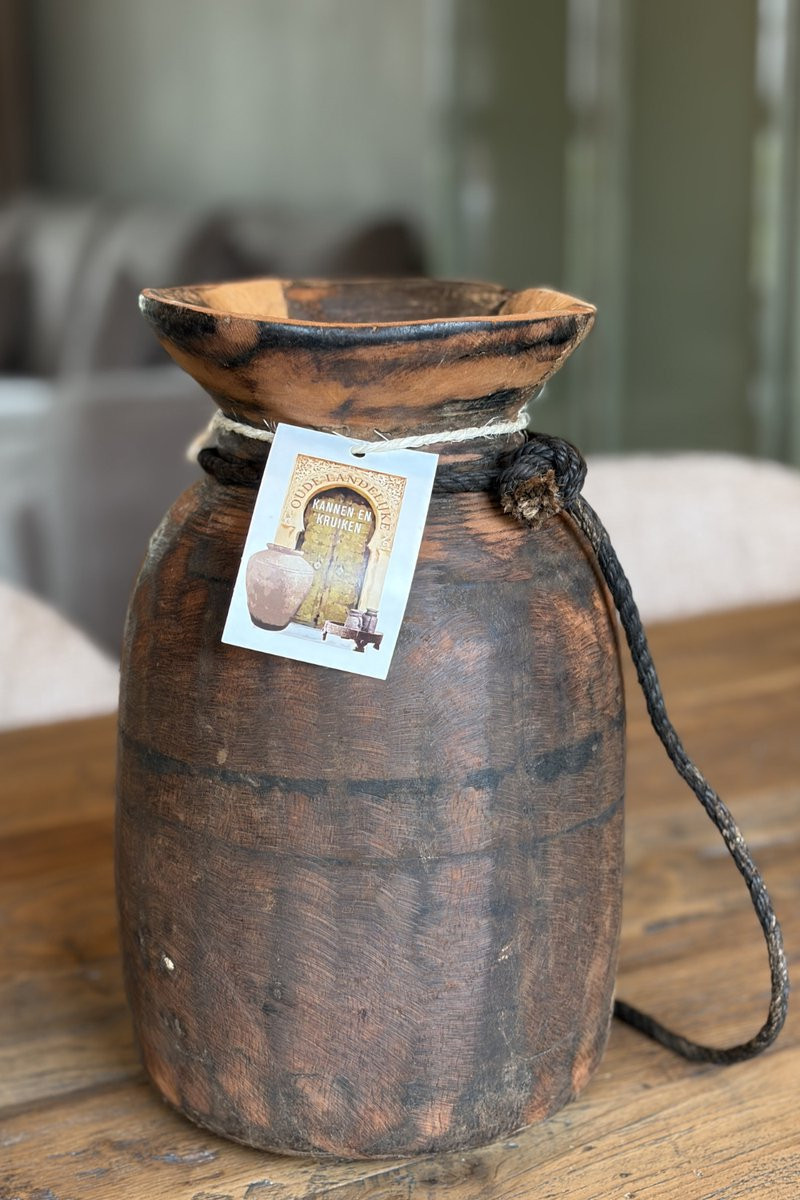 Landelijke houten vaas in nepalese stijl