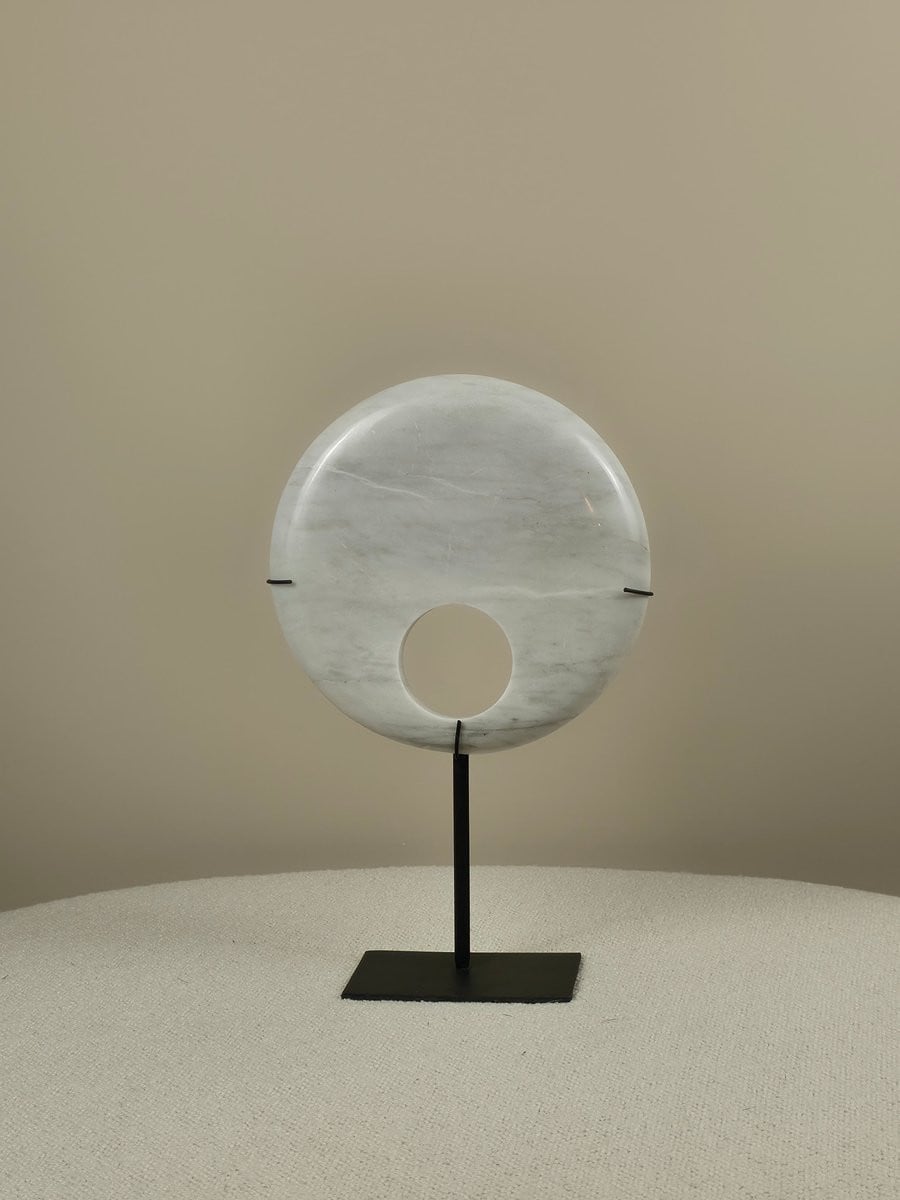 Blitzdeco Marmeren Decoratie Mace - Ronde Vorm - Wit - Vrijstaand op Standaard - Diameter: 20 cm
