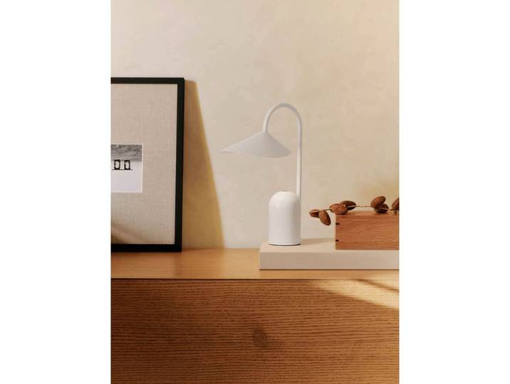 Arum Portable Tischleuchte IP44 White - Ferm Living - Wohnzimmer - Aluminium
