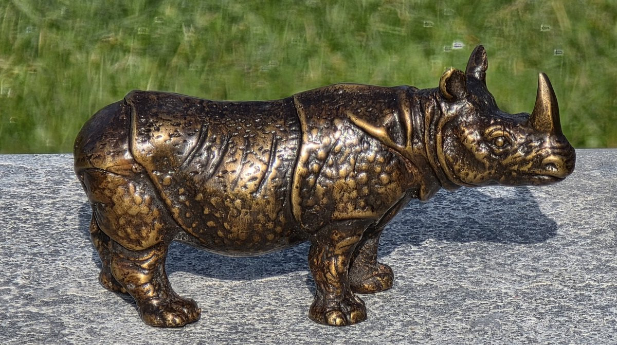 Bronskleurig neushoorn beeld voor op tafel