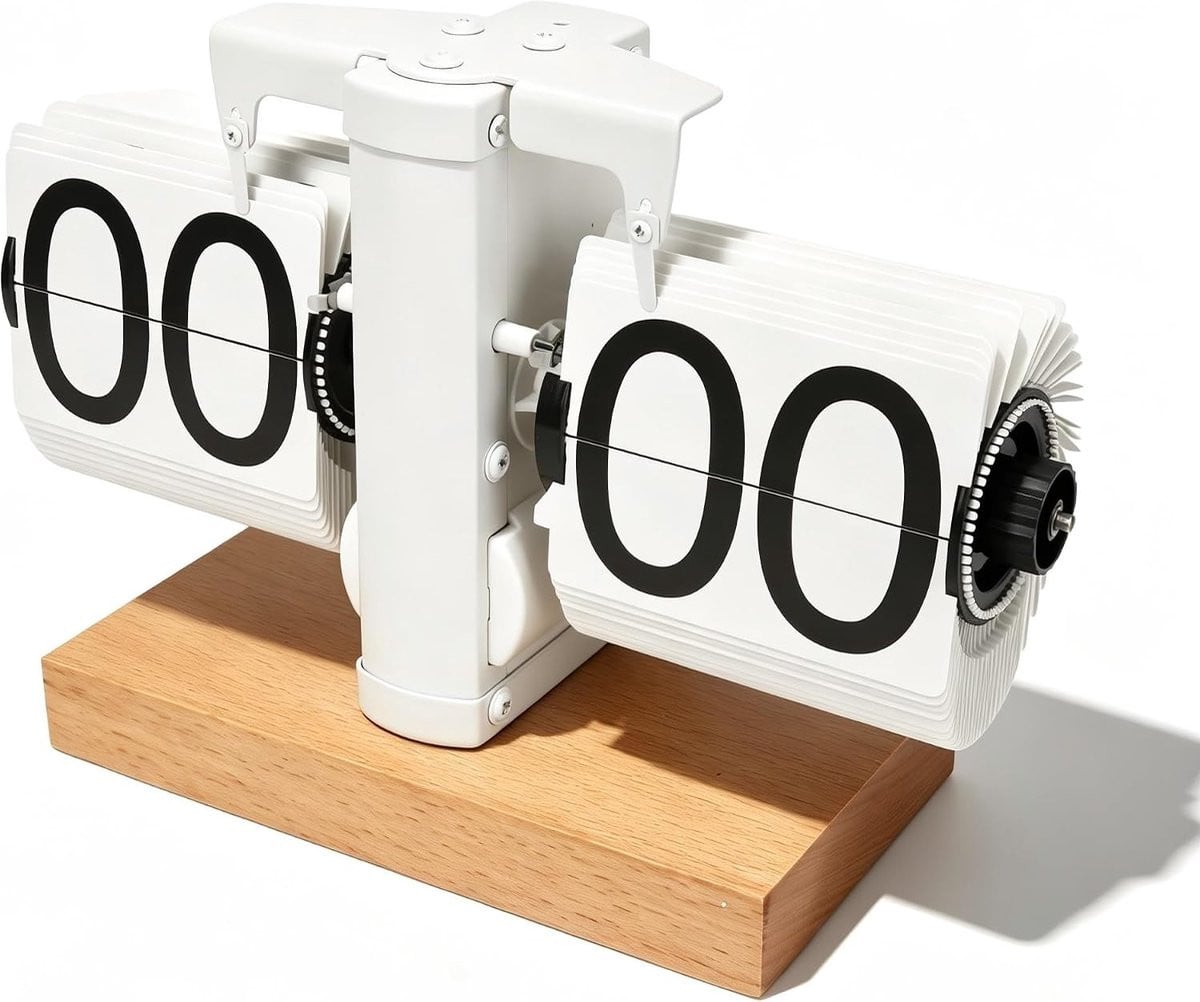 Klassieke houten digitale flip-down bureauklok met retro mechanisch design voor een stijlvolle inrichting