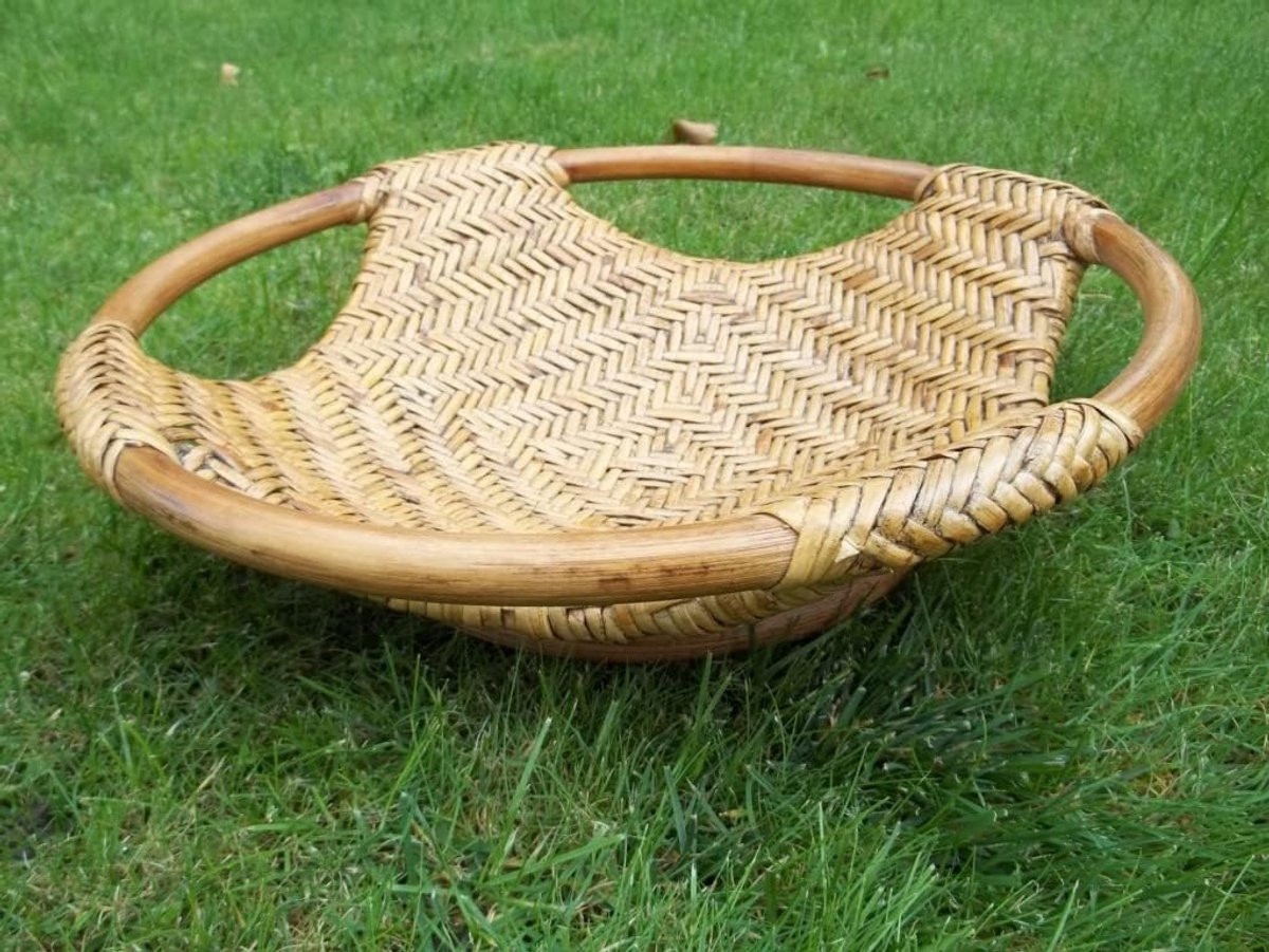 Handgemaakte donkerbruine rotan decoratieve mand en fruitschaal met een breedte van 35 cm