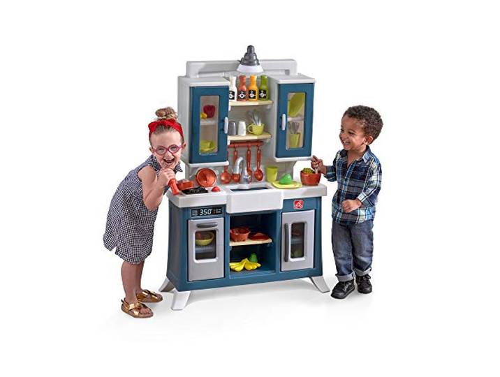 Step2 Modern Farmhouse Kitchen Spielküche aus Kunststoff Kinderküche mit 28-teiligem Zubehör Set & Beleuchtung, Herd mit Geräuschen, Kühlschrank & Spülbecken