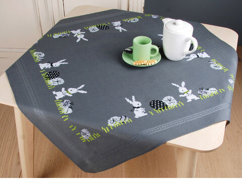 Stickmitteldecke "Osterhasen modern"