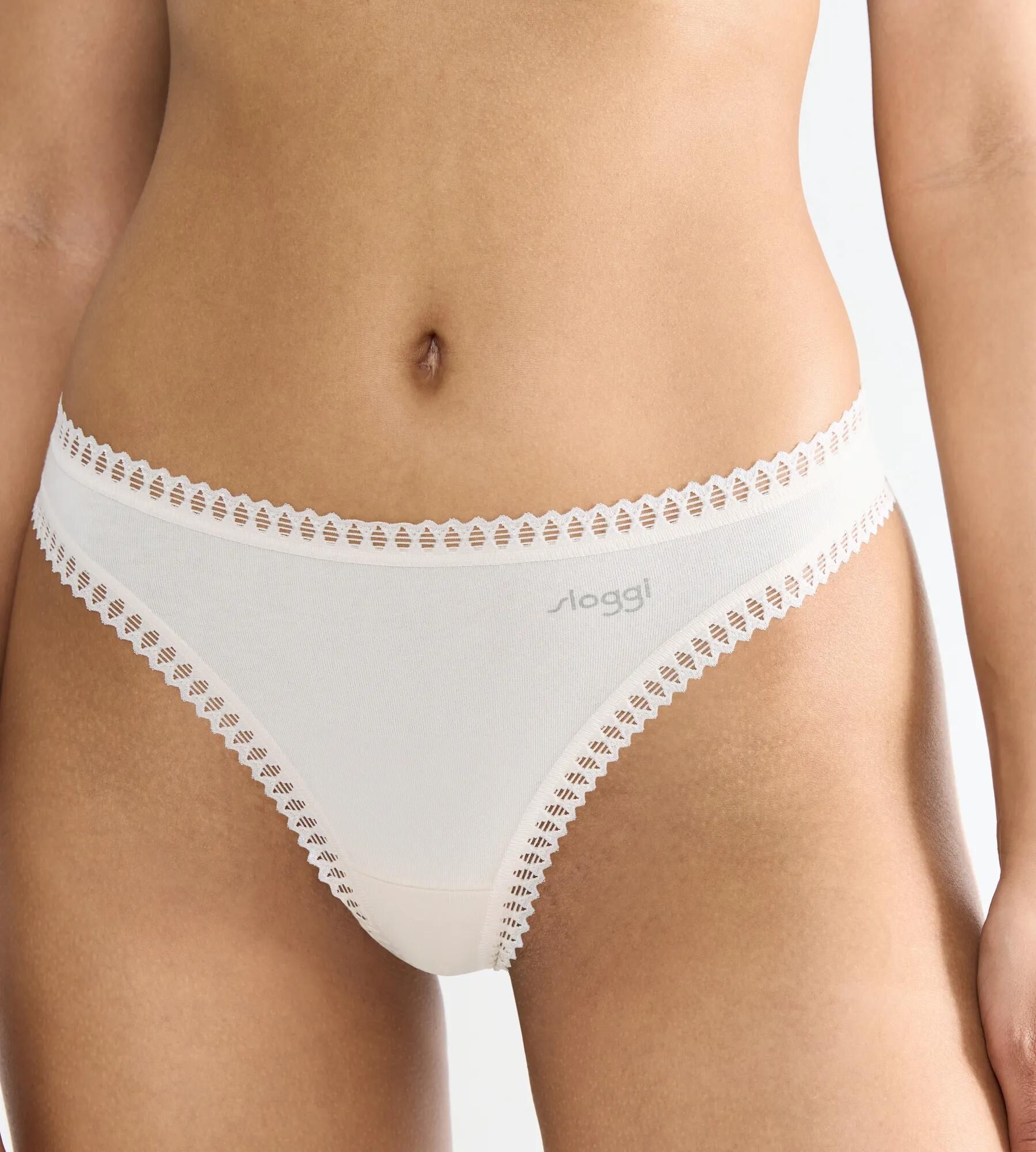 String SLOGGI "GO Crush", Damen, Gr. XL, Single Jersey, weiss (silk weiß), Single Jersey, Obermaterial: 95% Baumwolle, 5% Elasthan, körpernah, Unterhosen String, dehnbare Spitzendetails, Multipack, Cotton-Mix, bequem silk weiß XL, Single Jersey