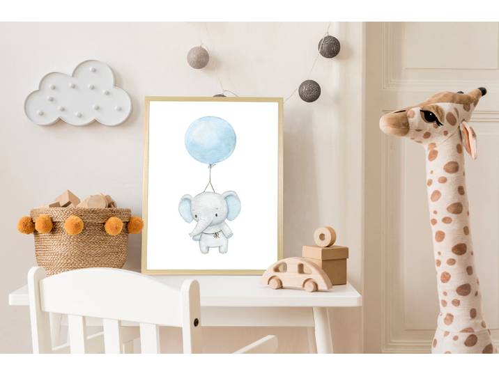 Bild mit Rahmen QUEENCE Fliegender Elefant mit Ballon , blau (farbe rahmen: natur, braun, beige, farbe bild(er): blau), B:40cm H:50cm T:1,5cm, Holz, Plexiglas, Bilder, Bild mit Rahmen, HD Premium Posterdruck mit Echtholzrahmen