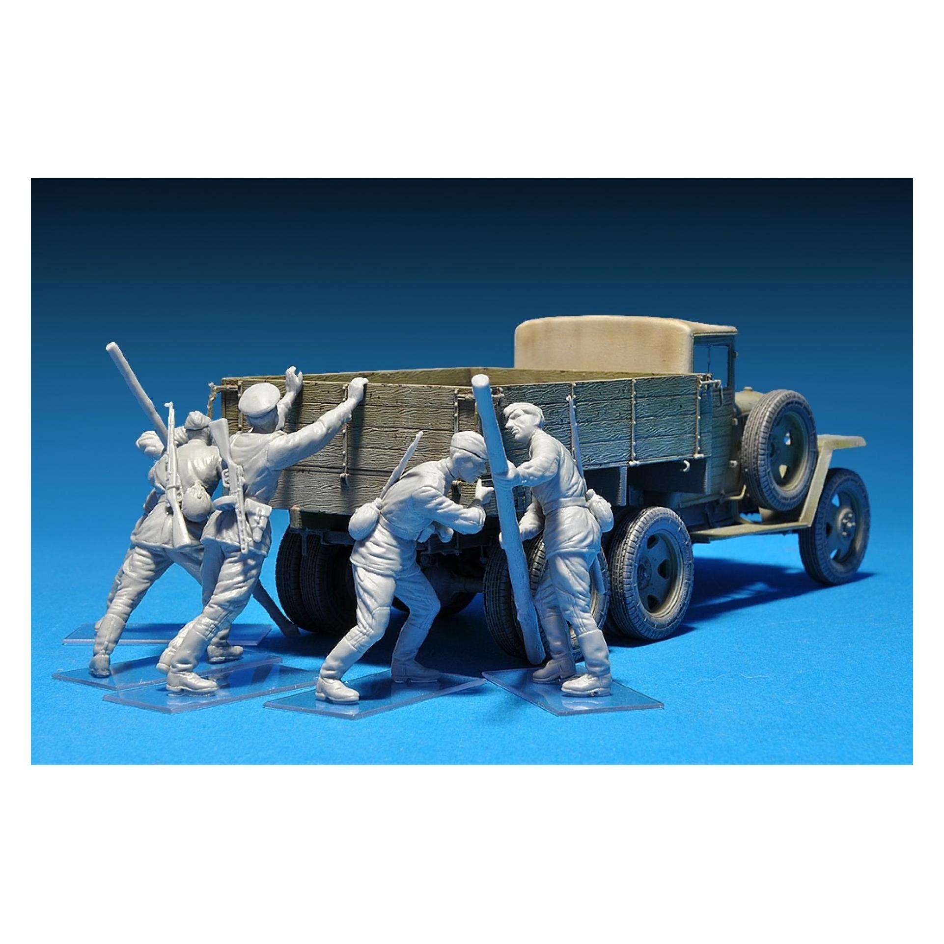 Mini art Pushing Soviet Soldiers (35137)