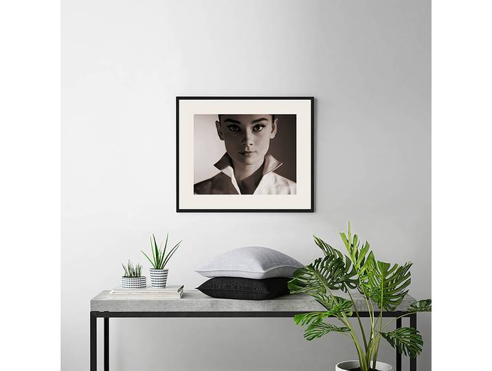 Tableau déco Audrey Hepburn Cadre : hêtre massif verni Revêtement : plexiglas Multicolore 62 x 52cm
