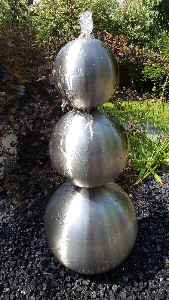Kugelturm Sylt klein 30/25/20 cm Edelstahl matt gebürstet mit LED ohne Becken Gartenbrunnen