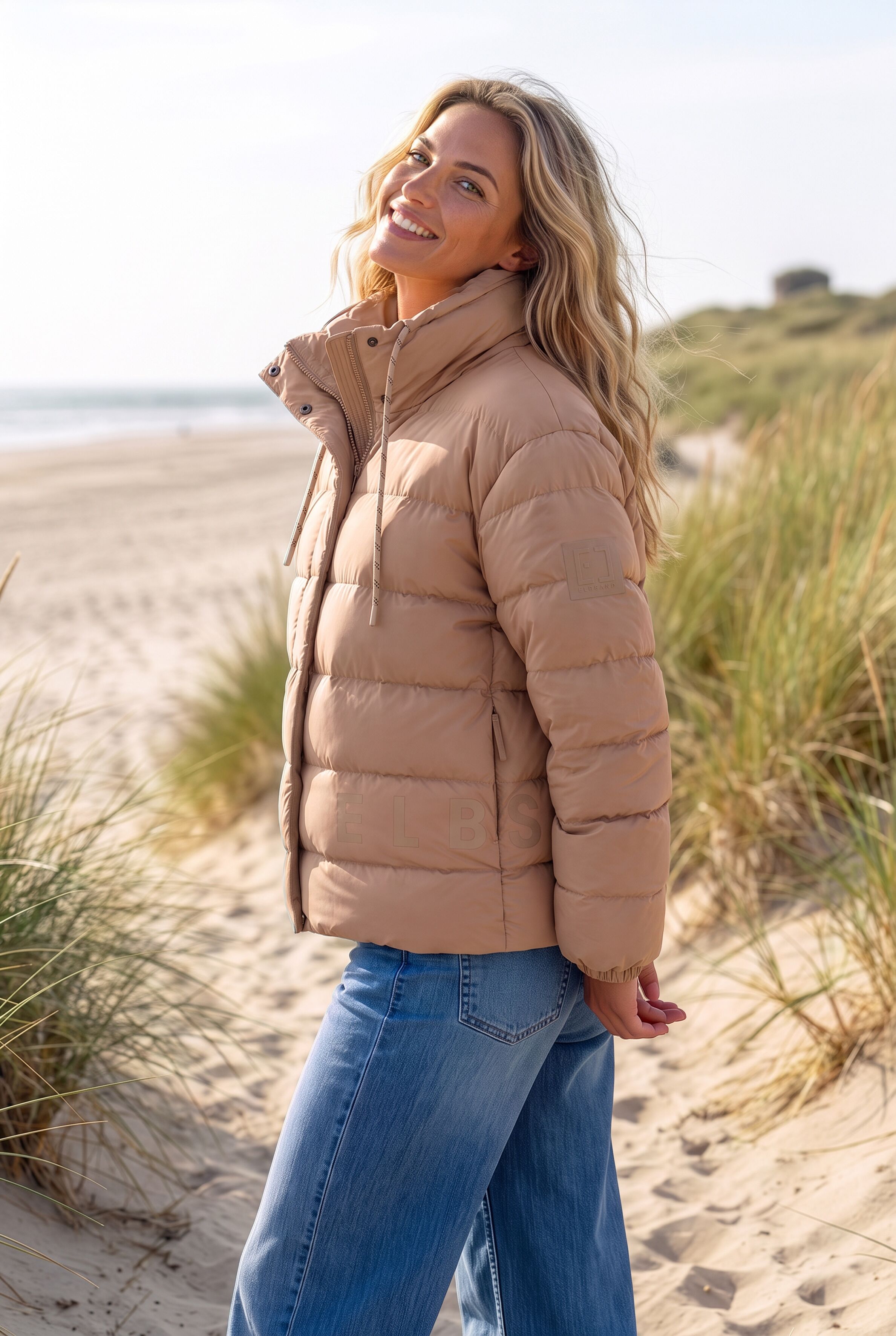 Steppjacke ELBSAND, Damen, Gr. M/38, nougat, Web, Obermaterial: 100% Polyester. Futter: 100% Polyester. Füllung: 100% Polyester, hüftlang, Jacken Steppjacke, mit grossem Letter-Print nougat M/38