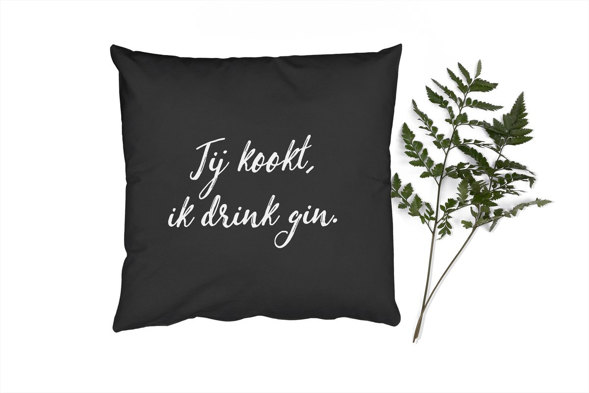 PillowMonkey Sierkussen met tekst Jij kookt ik drink gin, 40 x 40 cm