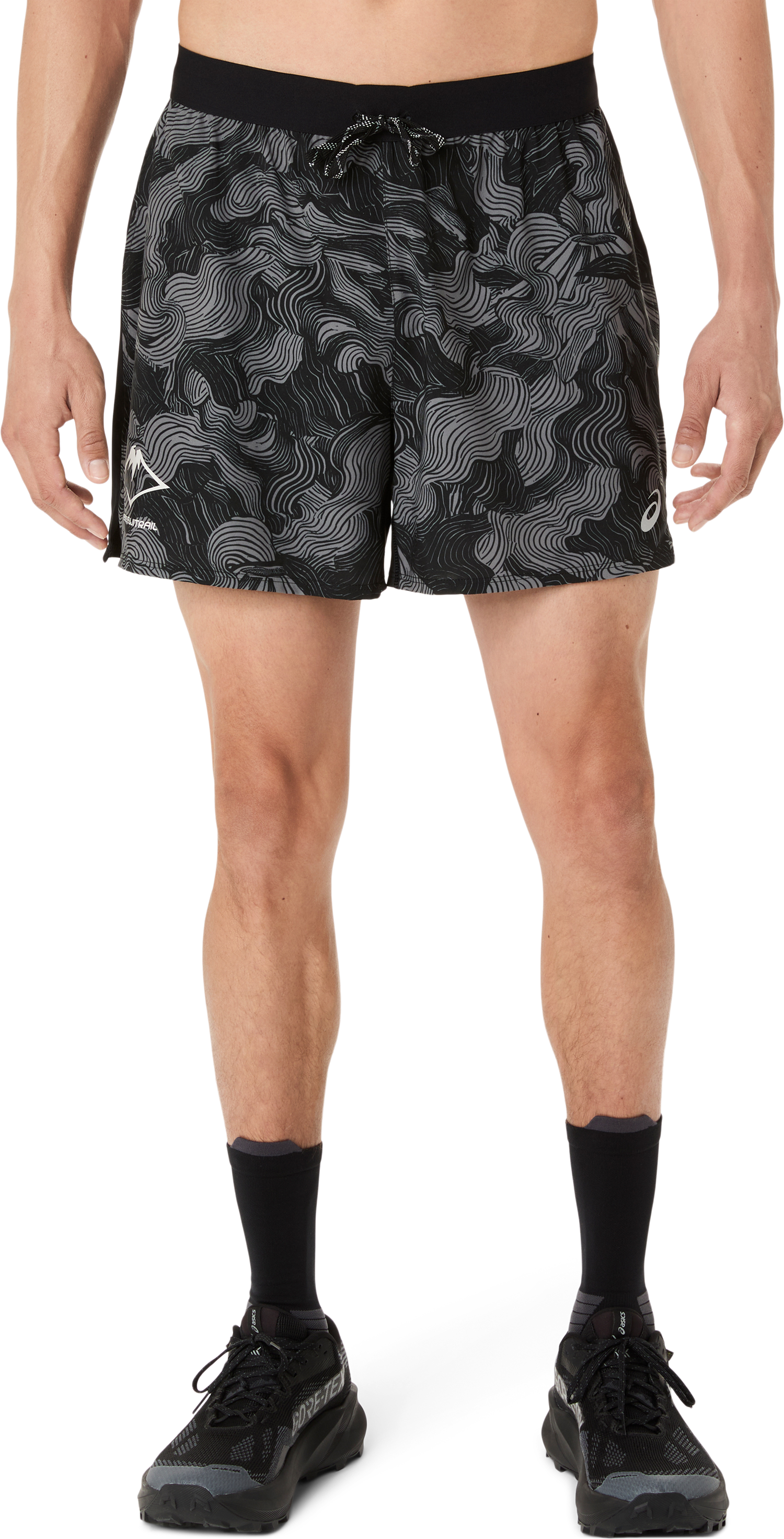 Laufshorts ASICS "FUJITRAIL ALL OVER PRINT 5IN SHORT", Herren, Gr. M, N-Gr, schwarz-weiss (performance schwarz, carbon, cream), Obermaterial: 100% Polyester, Hosen Laufshorts, ACTIBREEZE™ Technologie, Atmungsaktiv, Reflektierend performance schwarz, carbo