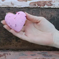 Love Heart Bath Bomb 70g - Ylang & Rose